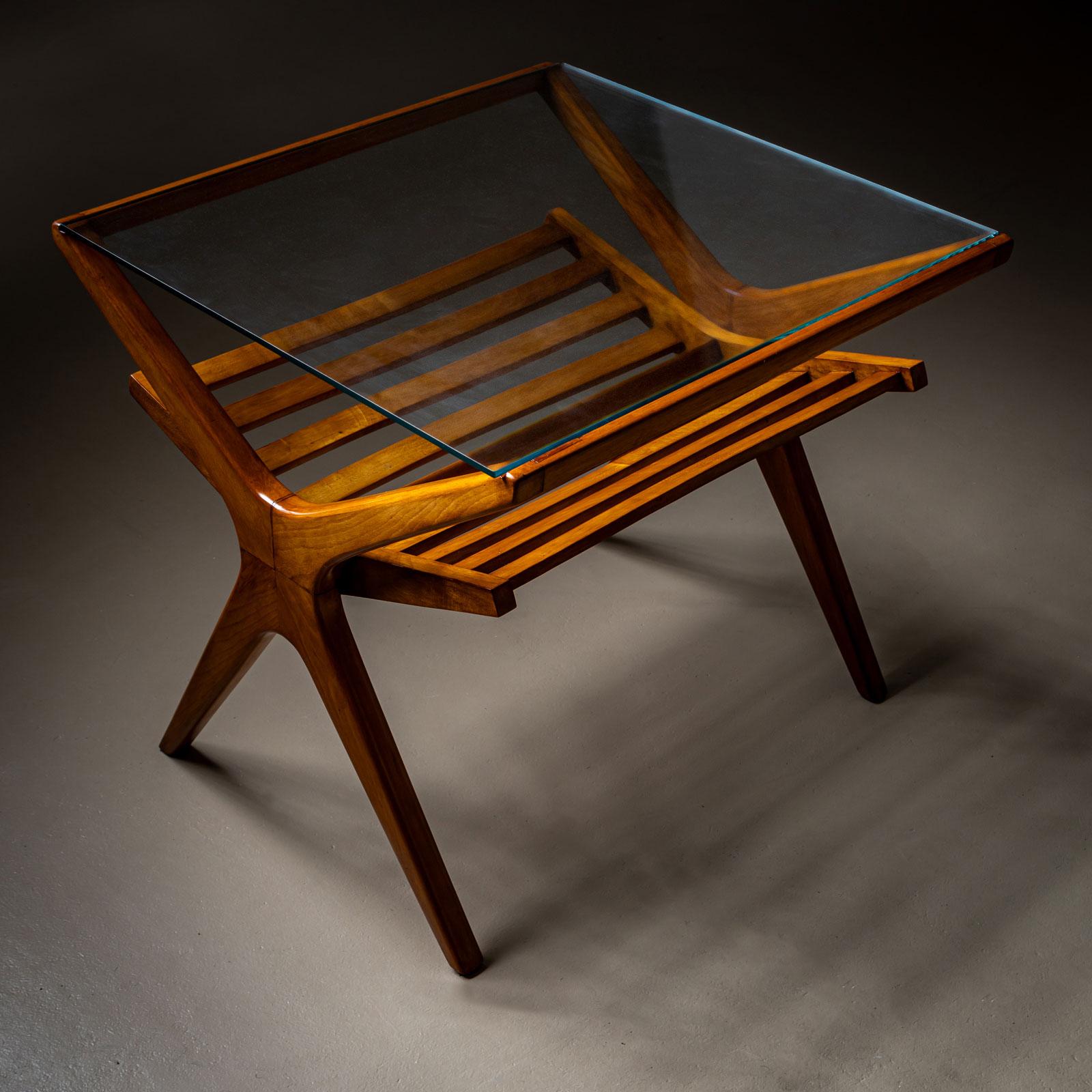 Table d'appoint italienne du milieu du siècle avec plateau en verre et porte-revues en vente 2