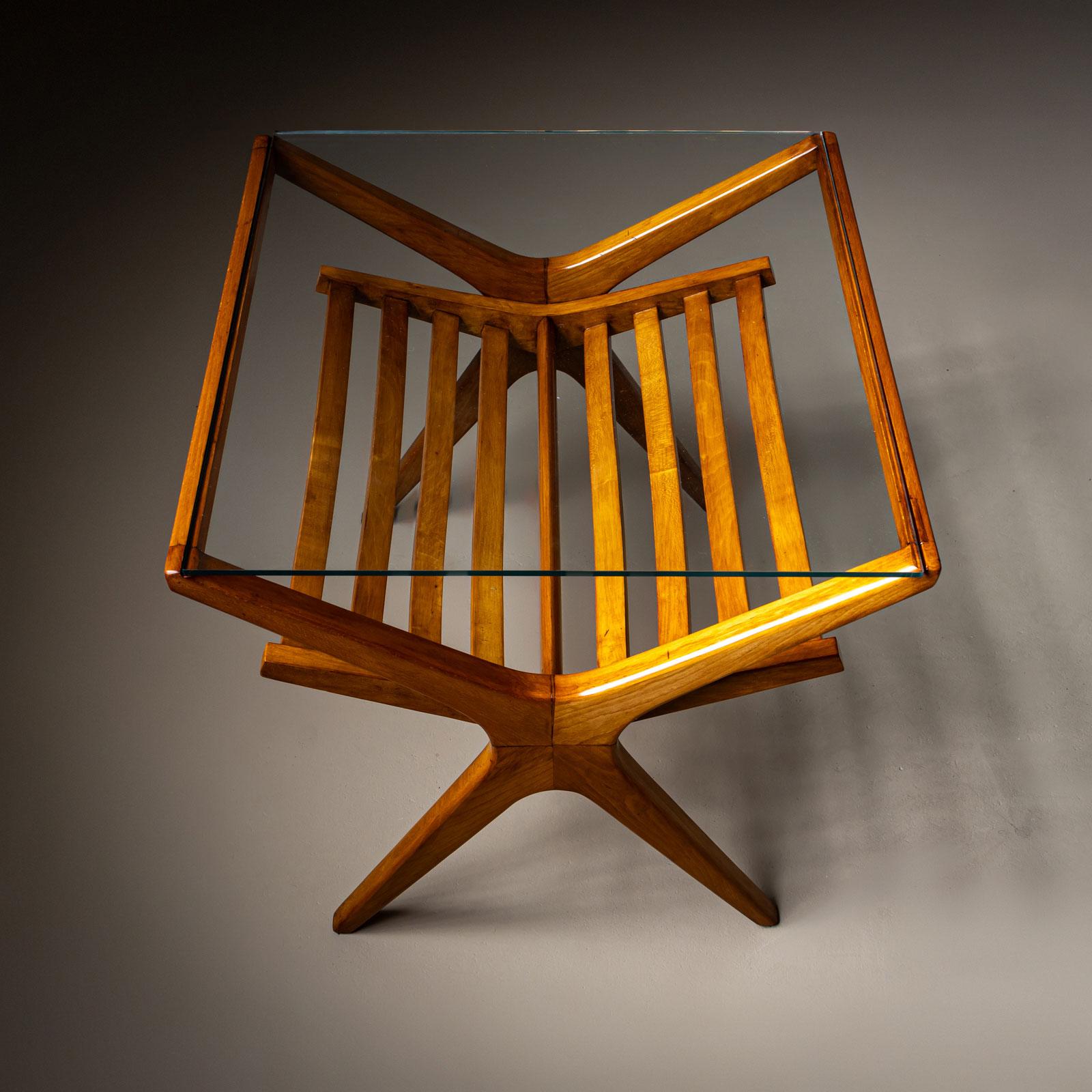 Table d'appoint italienne du milieu du siècle avec plateau en verre et porte-revues en vente 3