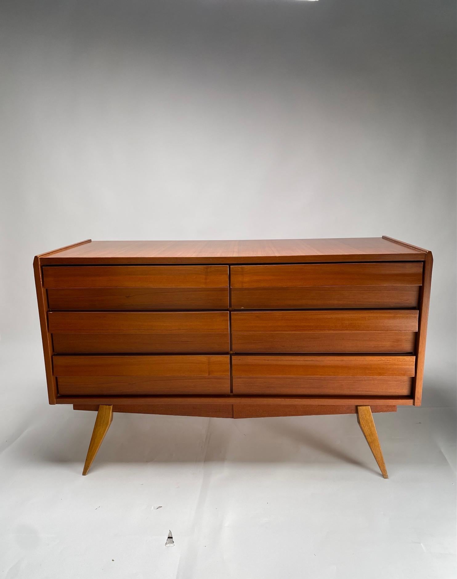 Italian Mid-Century Sideboard in wood, 1950s

The elegant and compact sideboard can easily adapt to the most different living contexts