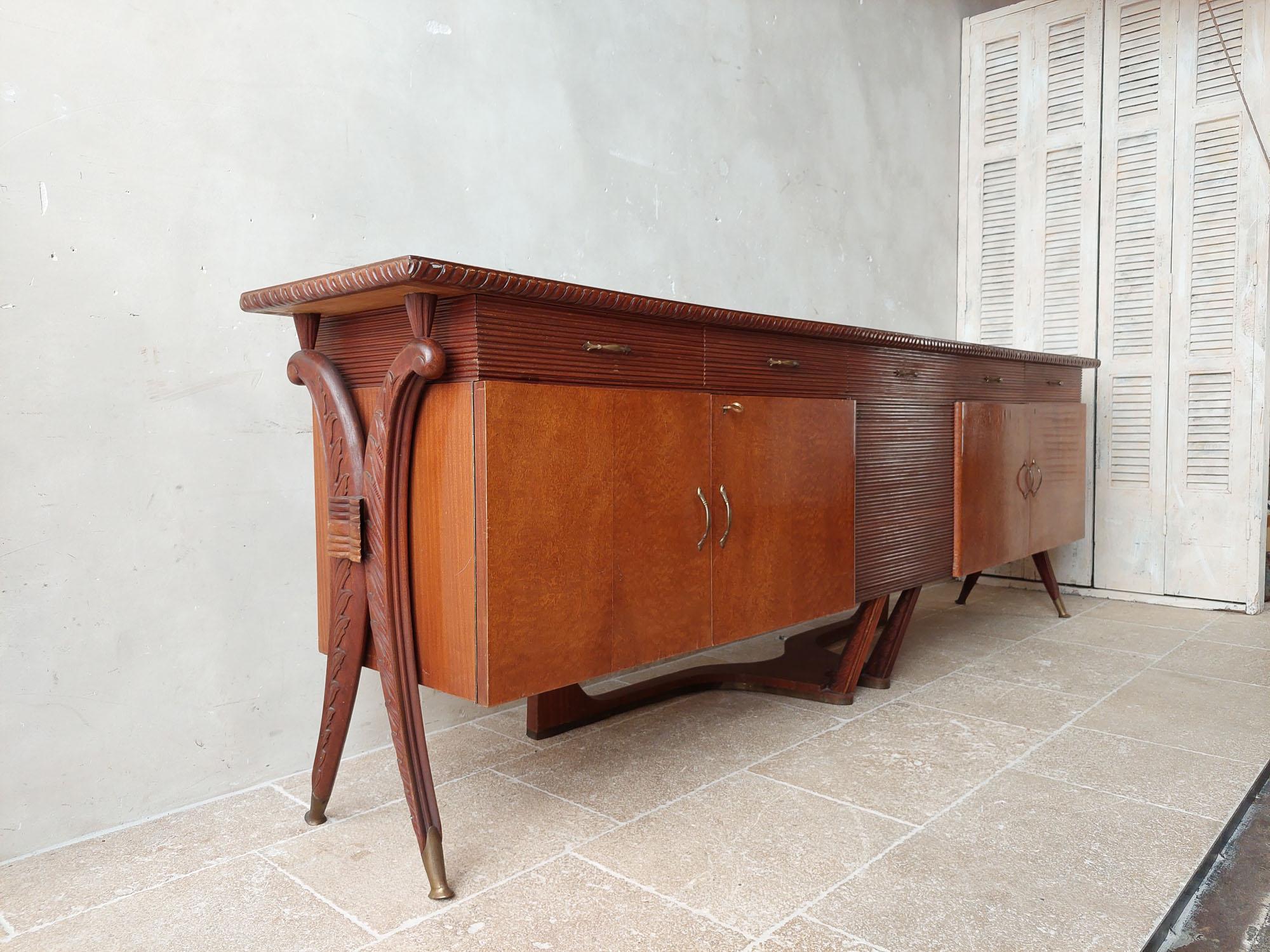 Veneer Mid-century Italian sideboard attributed to Osvaldo Borsani from the 1940s For Sale