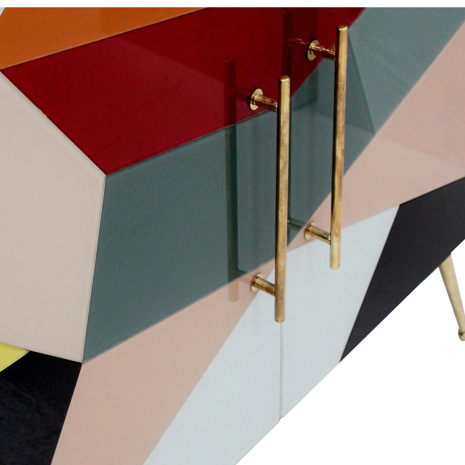 Credenza italiana di metà secolo, vetro colorato e ottone, design geometrico. in vendita 3