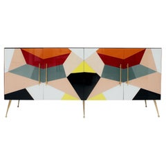 Credenza italiana di metà secolo, vetro colorato e ottone, design geometrico.