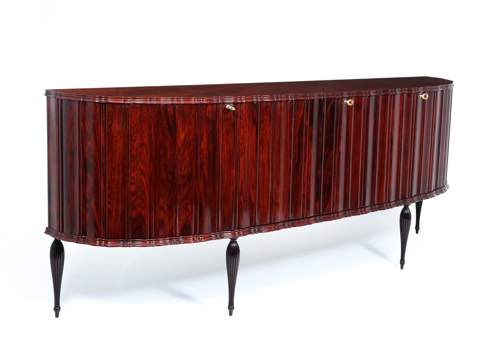 CREDENZA ITALIANA DI METÀ SECOLO 
Una splendida credenza lunga, realizzata in Italia intorno al 1950, che combina senza sforzo eleganza e funzionalità. Questo squisito pezzo sfoggia un sorprendente design a fiocco ornato da intricati dettagli in