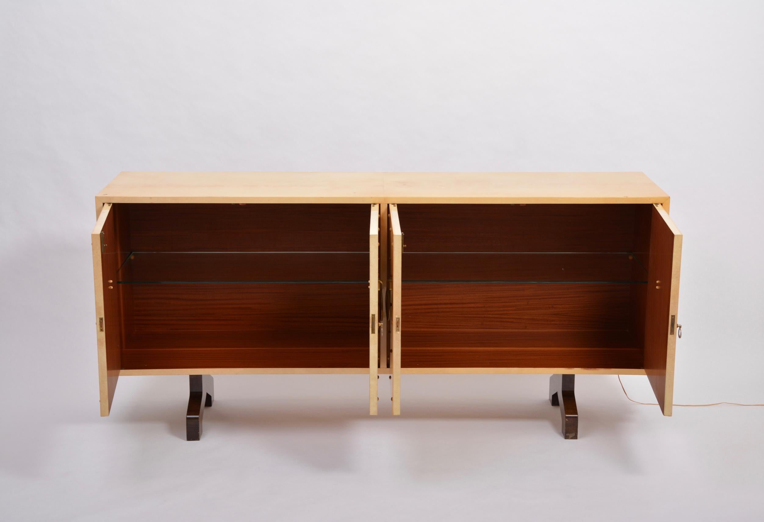 Midcentury sideboard in beige lacquered goat skin by Aldo Tura
Sideboard with two hinged doors designed by Aldo Tura and produced in Italy in the 1970s.
Wood covered with goatskin in a gorgeous beige color.
Each compartment features with a loose