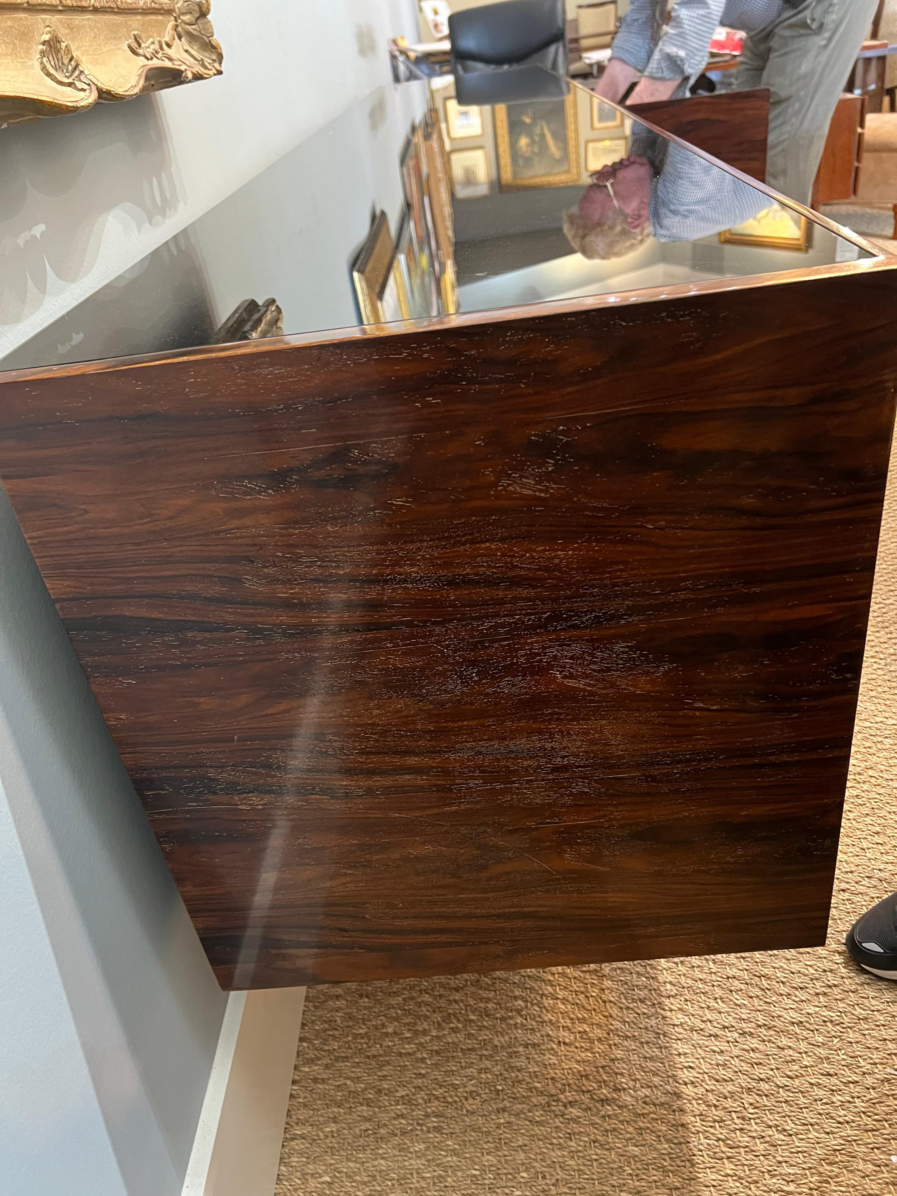 Mid-Century Italian Sideboard in Walnut with Brass Base, c. 1970s

The sideboard is made out of beautiful walnut wood. It has several keyless shelves. The sideboard is resting on a brass rectangular base. 

Italy, c. 1970s

Measures: 110” x 20” x