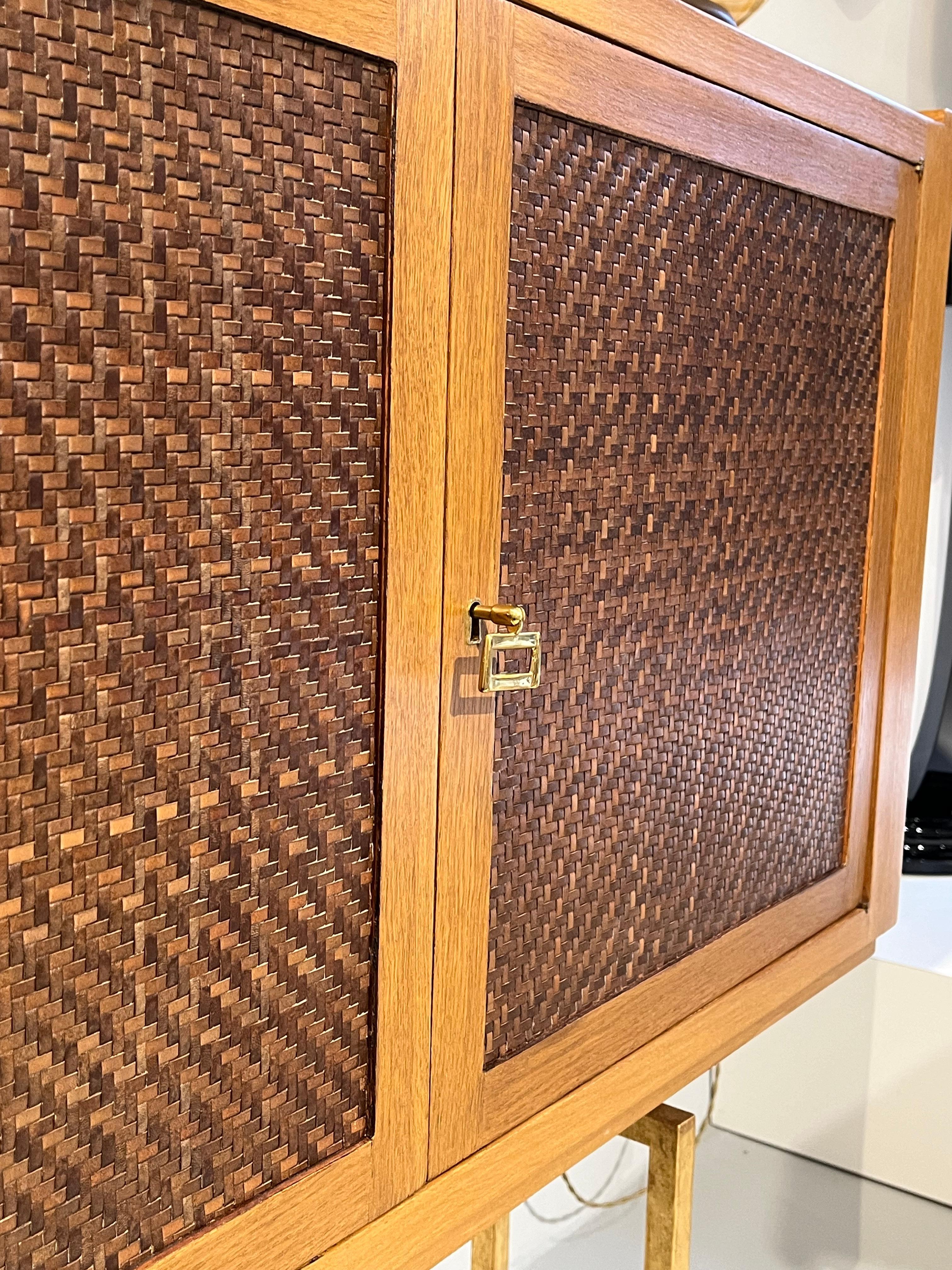 Italienisches Sideboard aus der Jahrhundertmitte Eichenholz vergoldetes Metallgestell, Türen mit Lederfront 1960er Jahre im Angebot 7