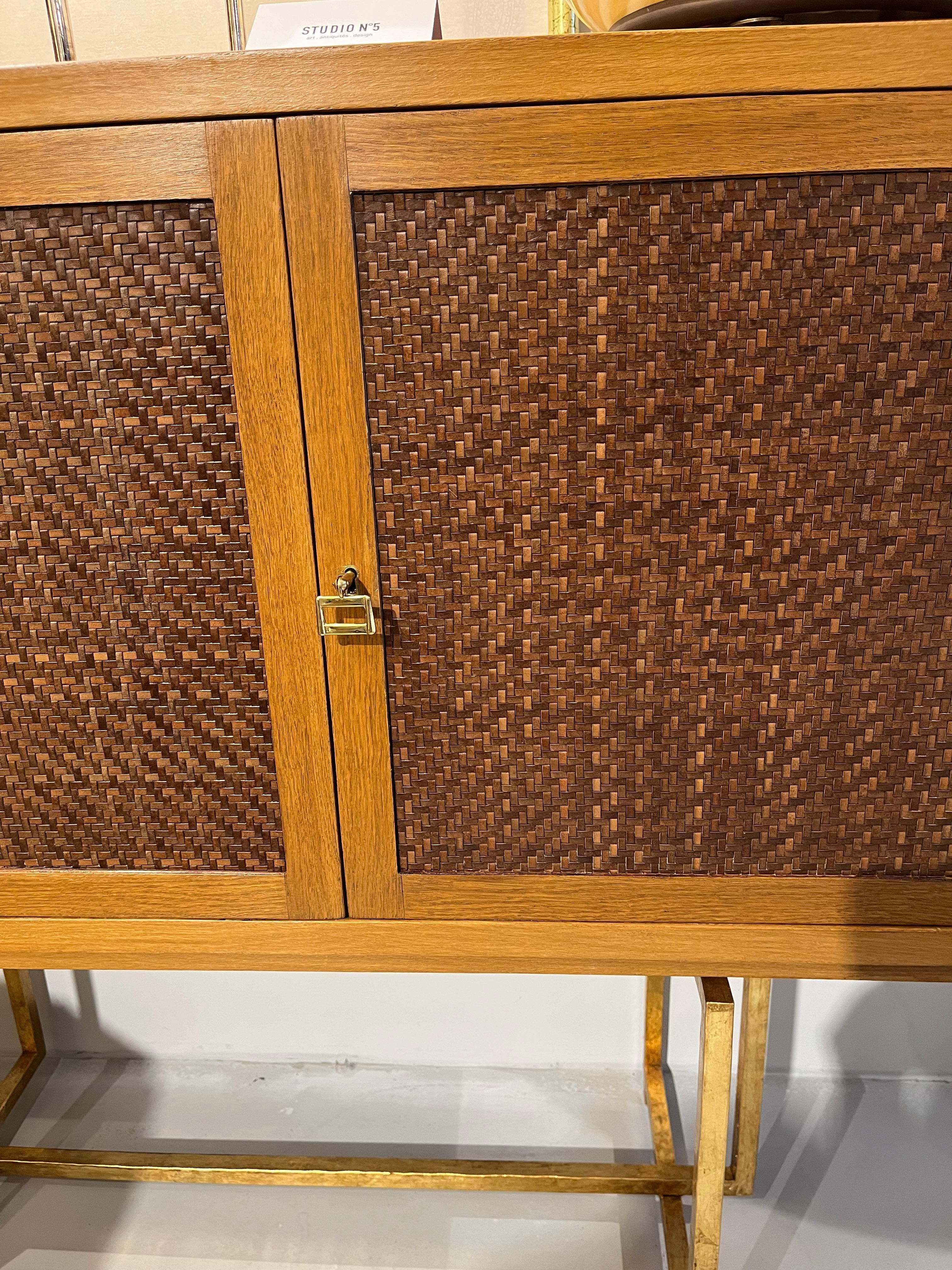 Italienisches Sideboard aus der Jahrhundertmitte Eichenholz vergoldetes Metallgestell, Türen mit Lederfront 1960er Jahre im Angebot 9