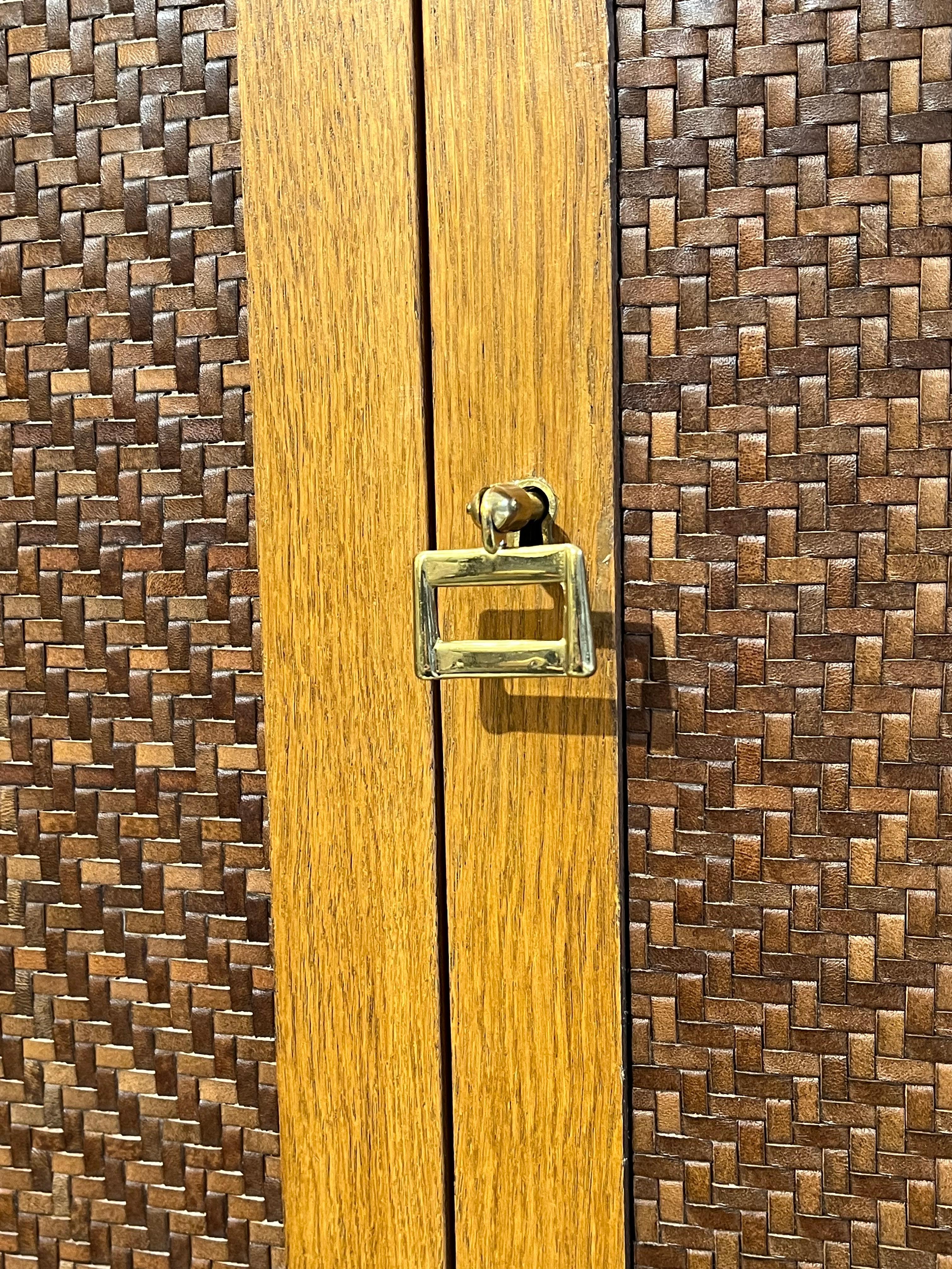 Italienisches Sideboard aus der Jahrhundertmitte Eichenholz vergoldetes Metallgestell, Türen mit Lederfront 1960er Jahre im Angebot 10