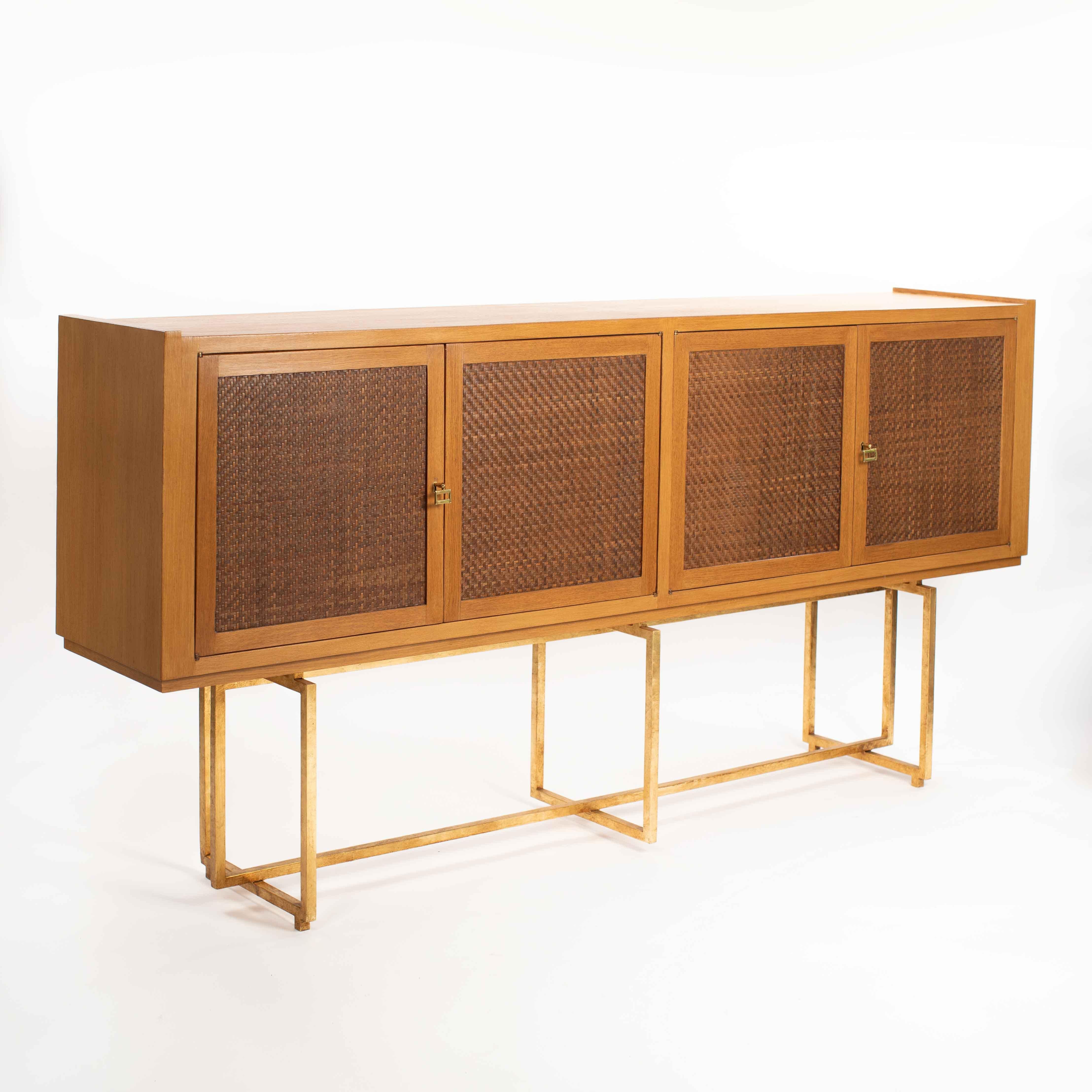 Aparador italiano de mediados de siglo Madera de roble Base de metal dorado, puertas delanteras de cuero Años 60 Moderno de mediados de siglo en venta