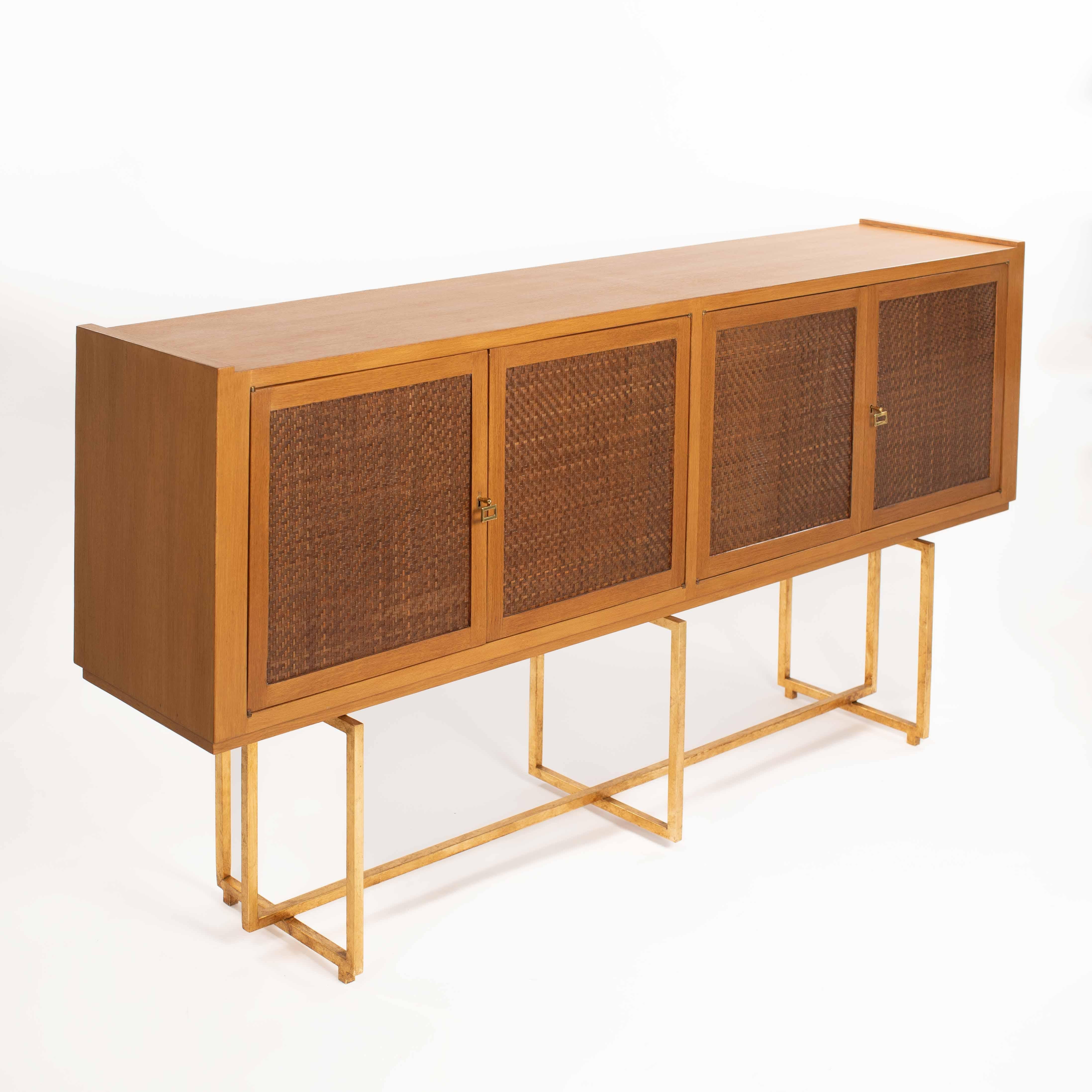 Aparador italiano de mediados de siglo Madera de roble Base de metal dorado, puertas delanteras de cuero Años 60 Italiano en venta
