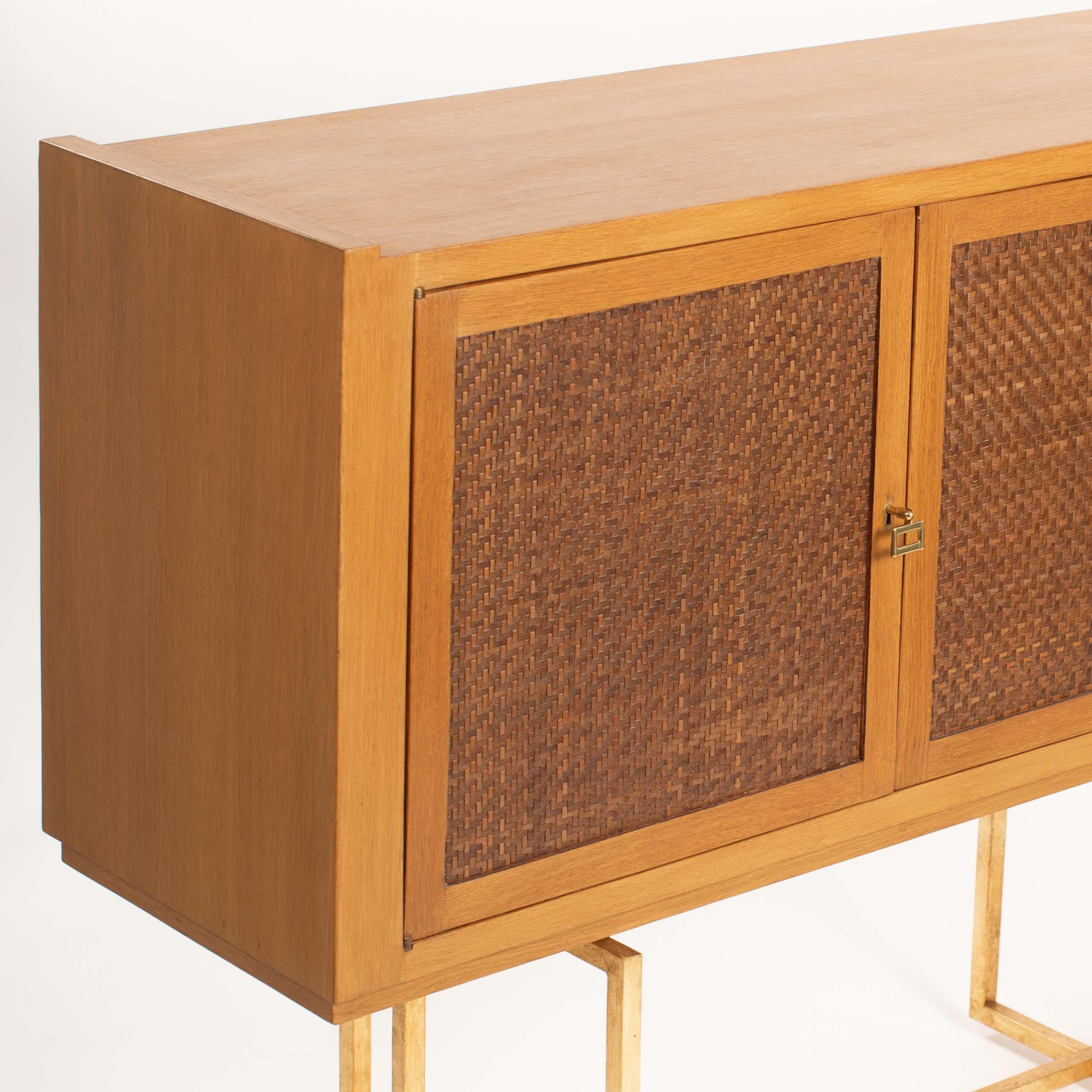 Aparador italiano de mediados de siglo Madera de roble Base de metal dorado, puertas delanteras de cuero Años 60 Dorado en venta