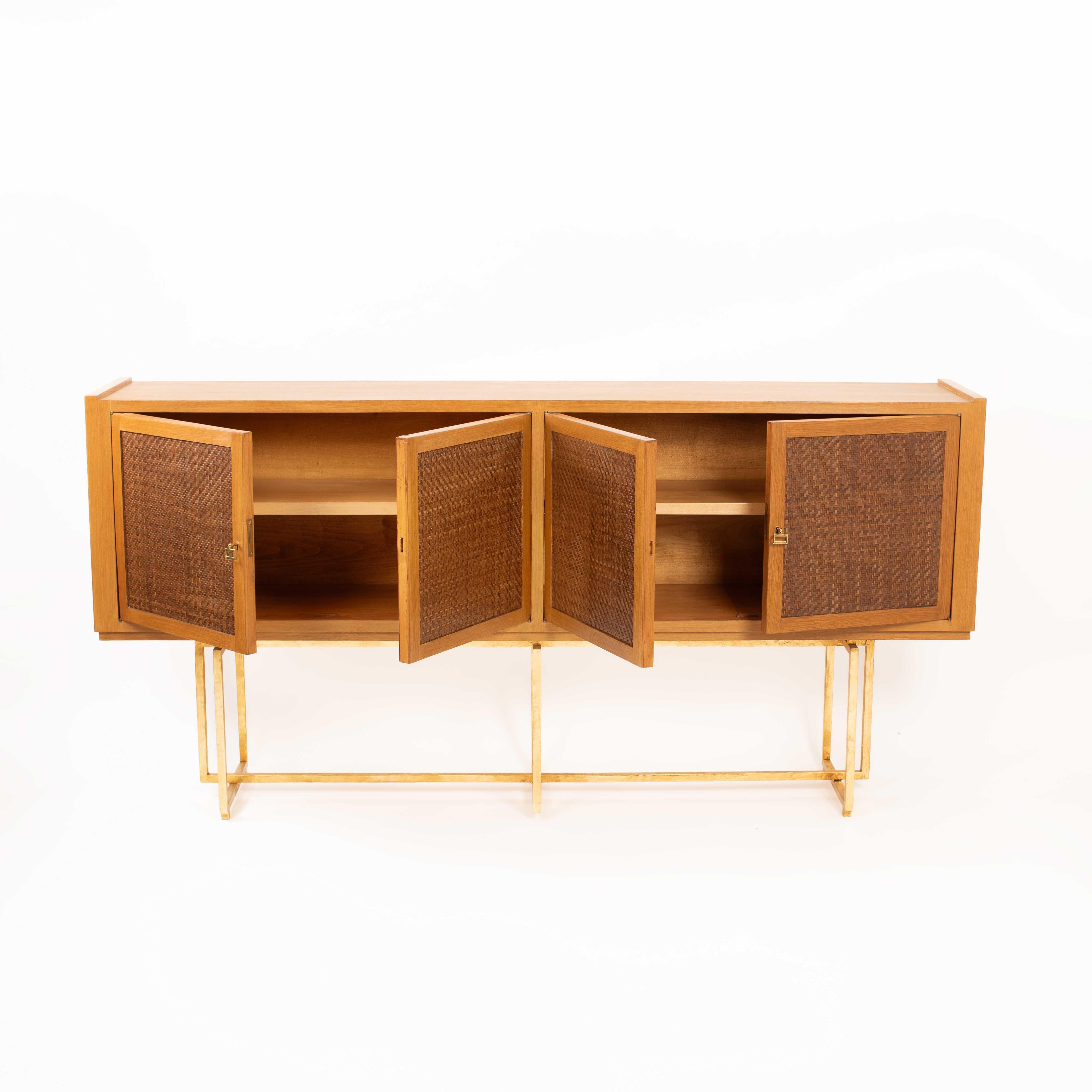 Aparador italiano de mediados de siglo Madera de roble Base de metal dorado, puertas delanteras de cuero Años 60 en Bueno estado para la venta en Salzburg, AT