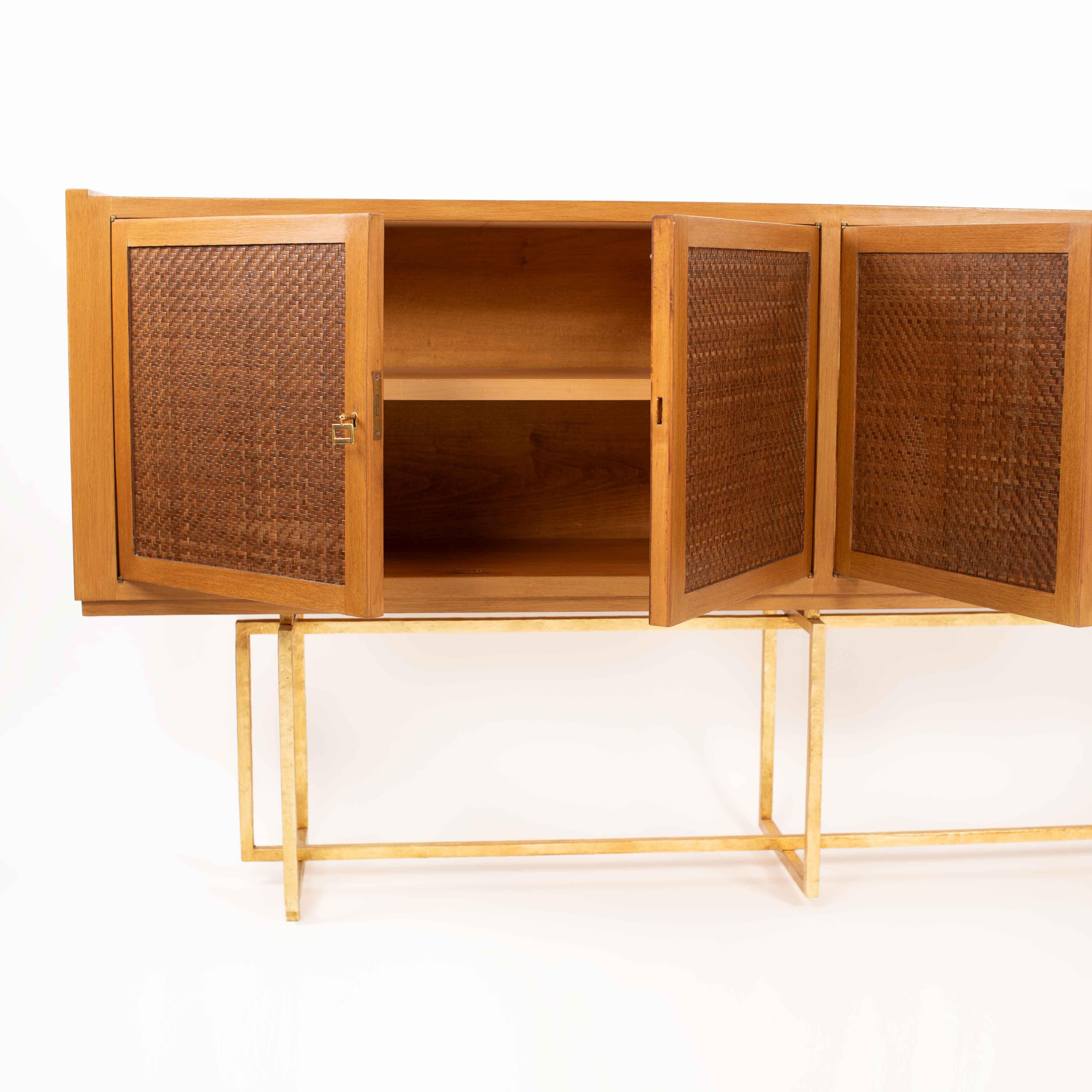 Aparador italiano de mediados de siglo Madera de roble Base de metal dorado, puertas delanteras de cuero Años 60 mediados del siglo XX en venta