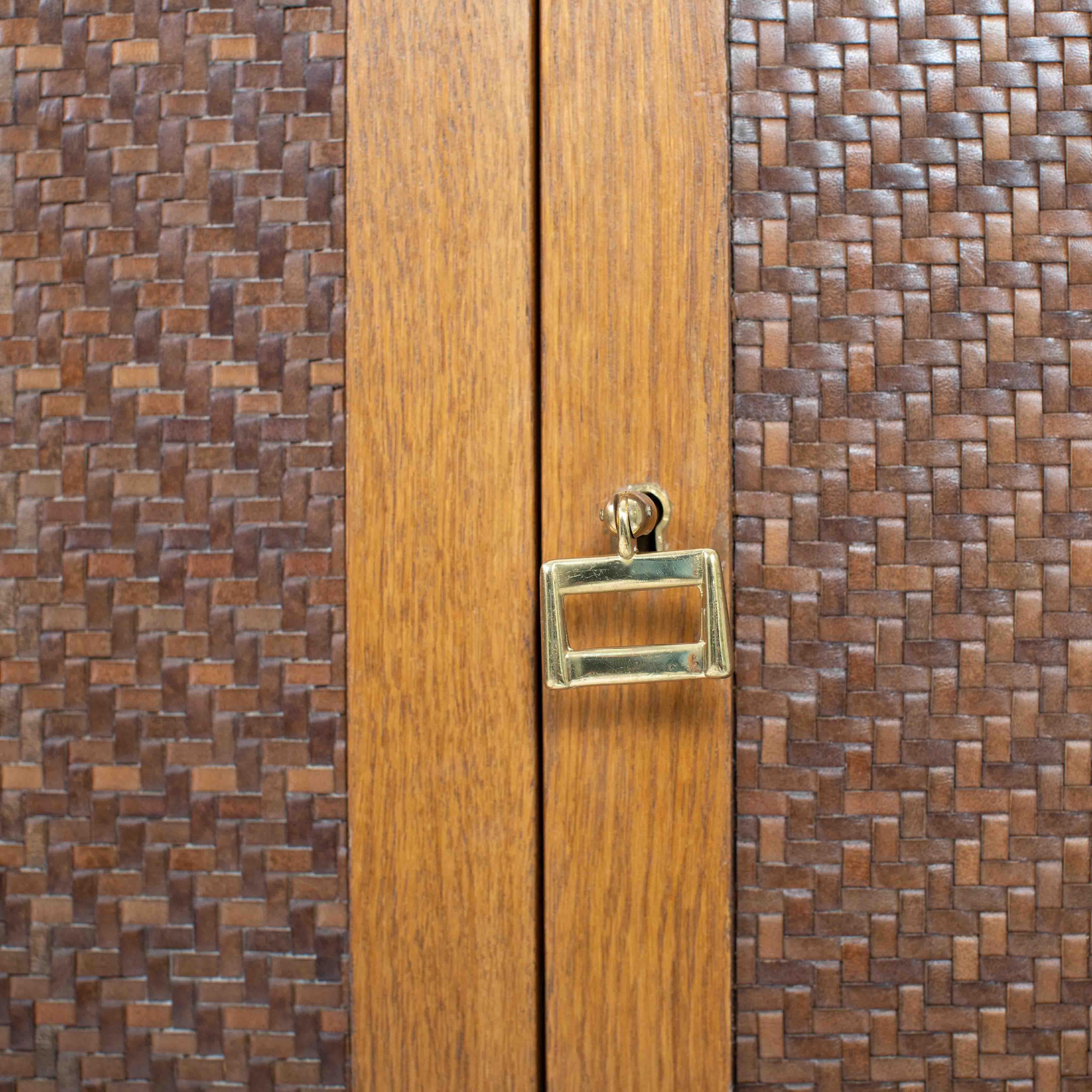 Aparador italiano de mediados de siglo Madera de roble Base de metal dorado, puertas delanteras de cuero Años 60 Cuero en venta