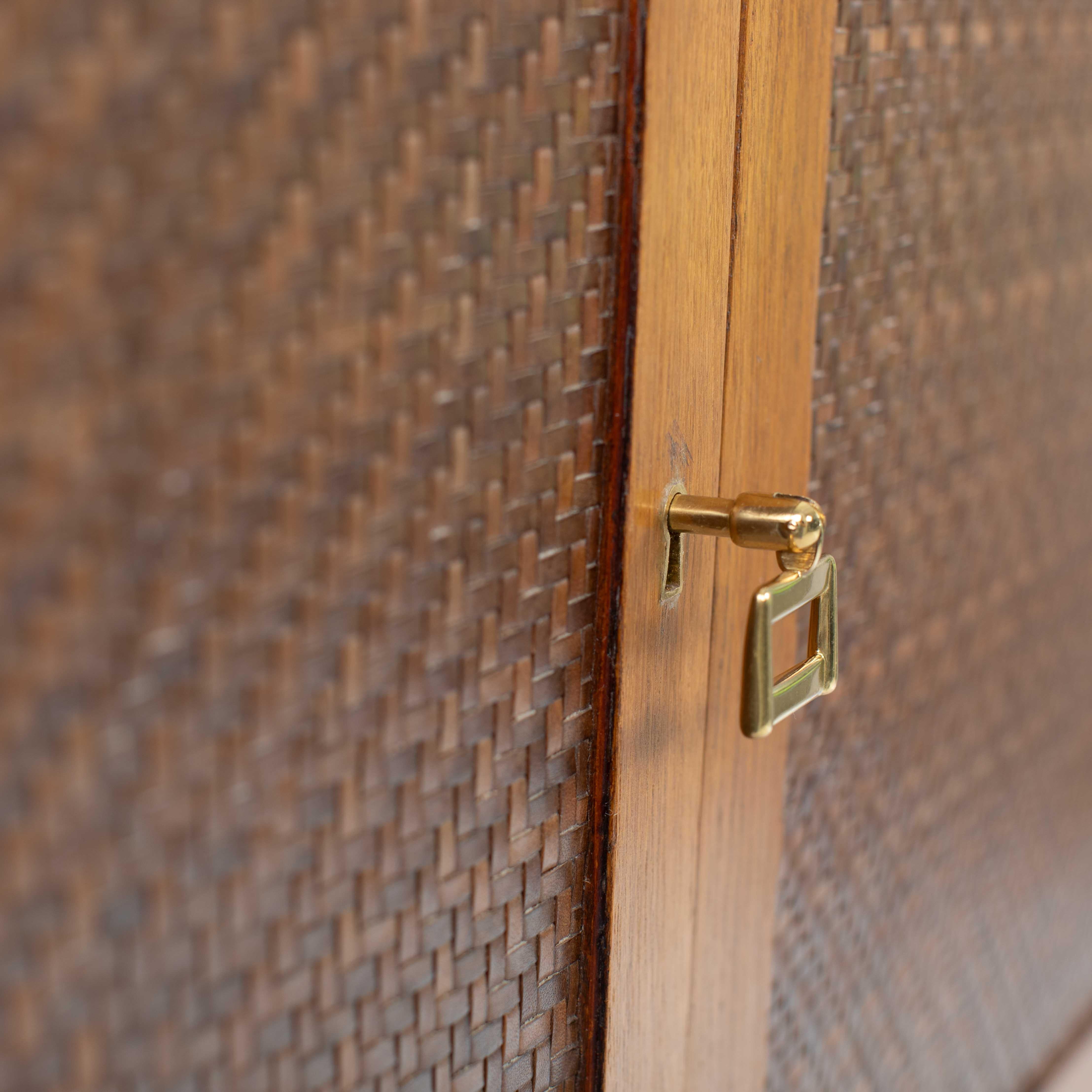 Aparador italiano de mediados de siglo Madera de roble Base de metal dorado, puertas delanteras de cuero Años 60 en venta 1