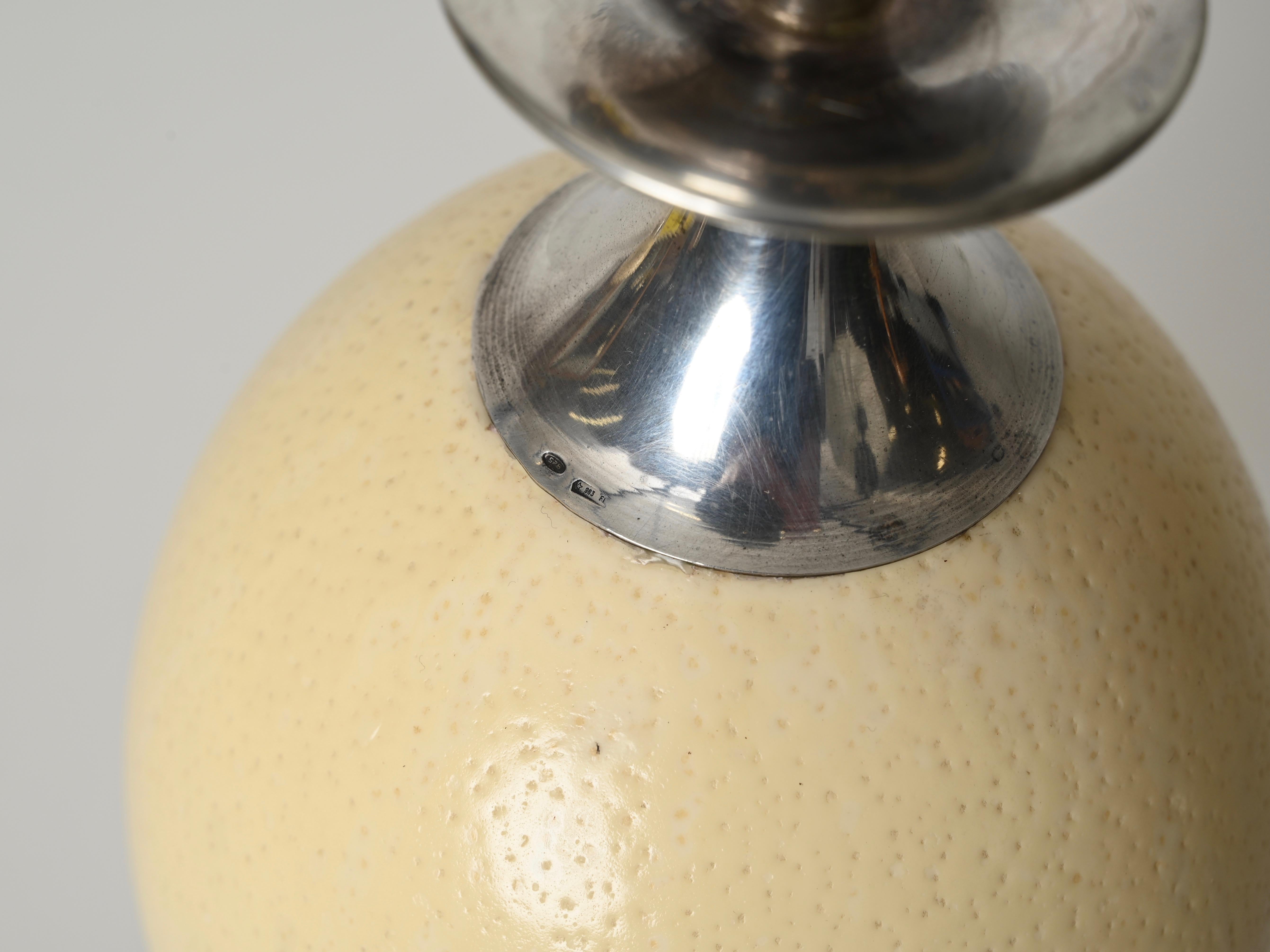 Fatto a mano Candeliere d'argento italiano di metà secolo con uovo di struzzo, stile Crespi, anni '70 in vendita