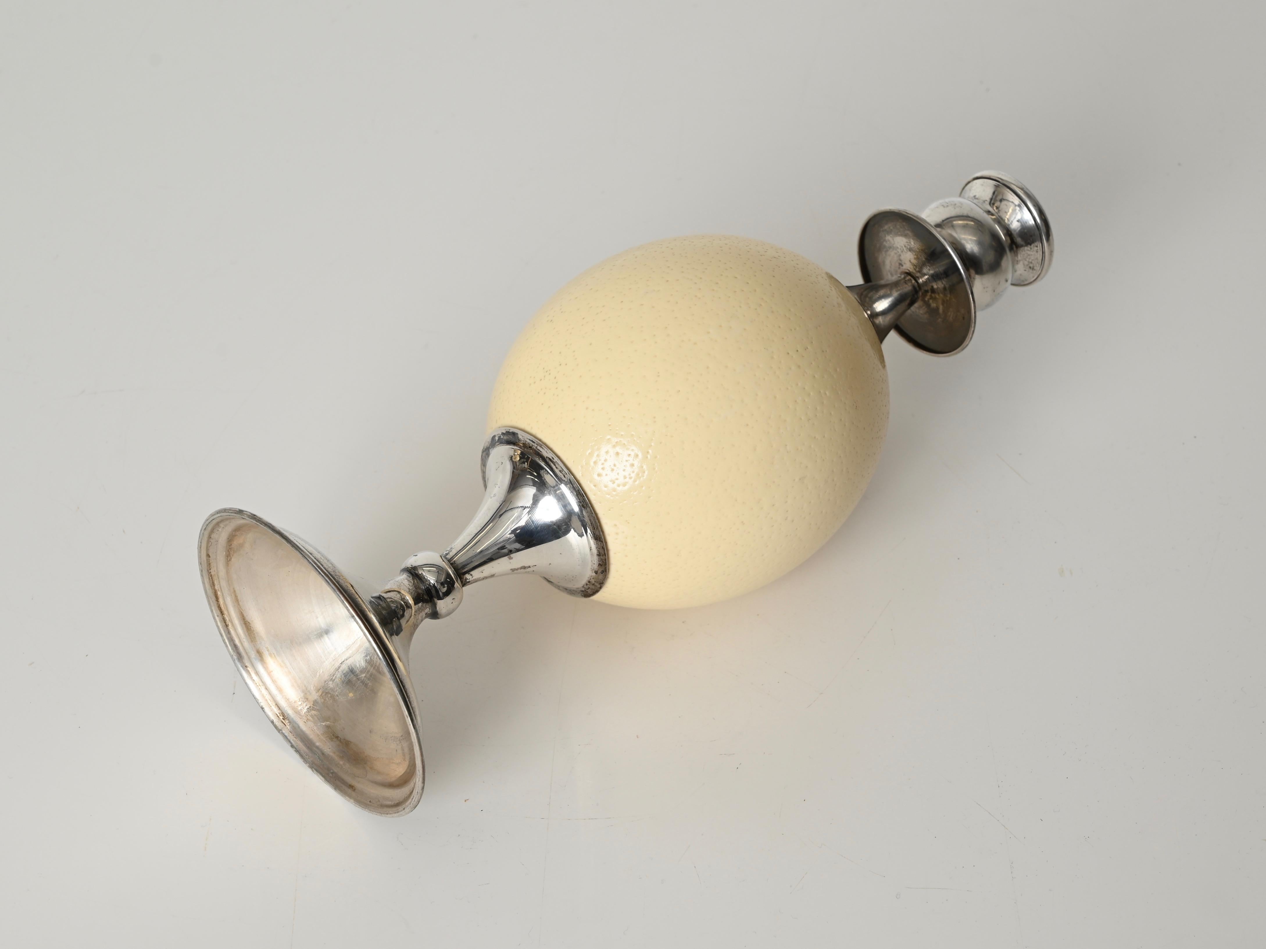 Metallo Candeliere d'argento italiano di metà secolo con uovo di struzzo, stile Crespi, anni '70 in vendita