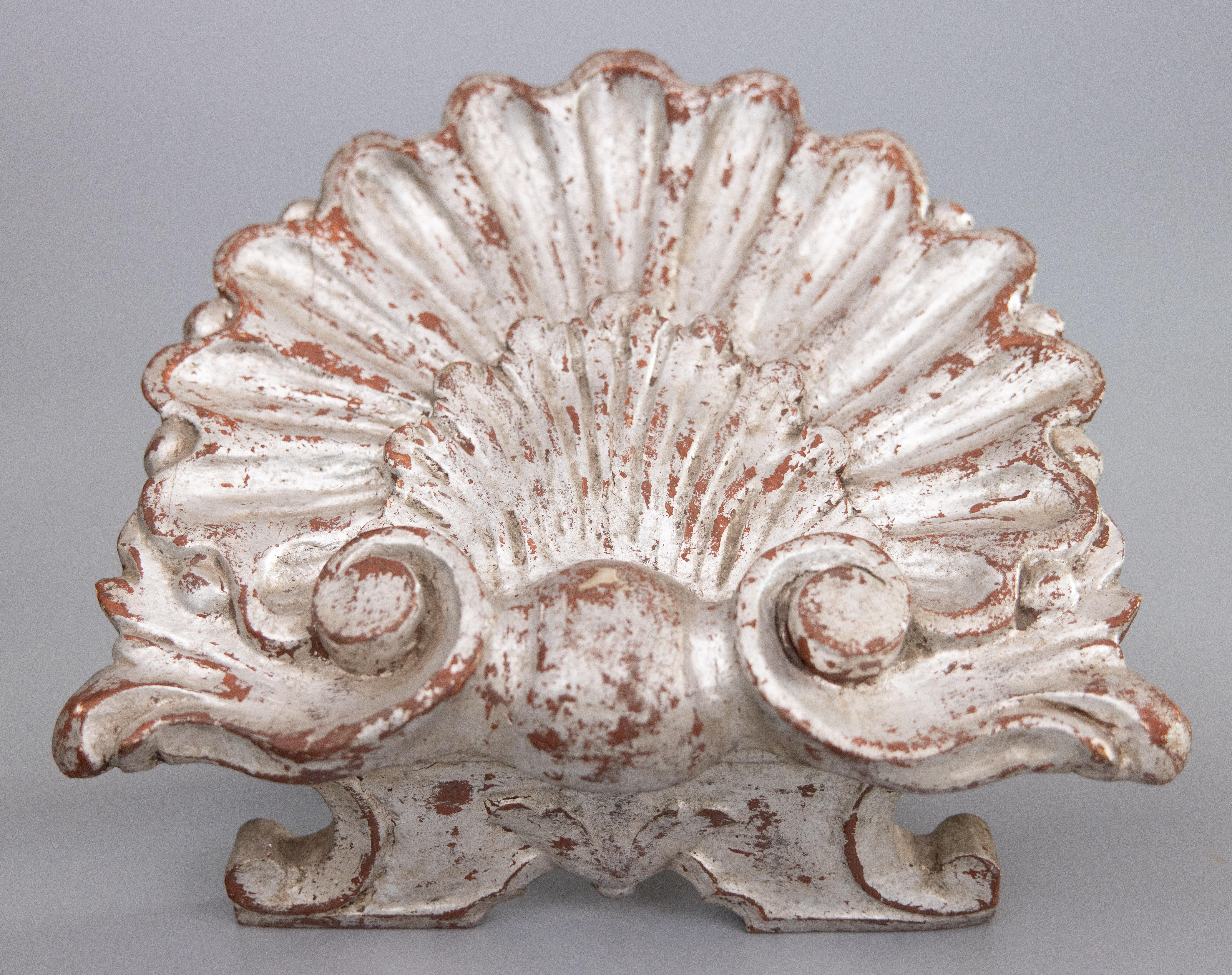 Superbe chevalet de table ou présentoir d'art italien vintage en bois doré et argenté, circa 1950. Belle pièce de décoration ou pourrait être utilisé pour tenir un livre de petite / moyenne taille ou une œuvre d'art. Belle patine argentée.