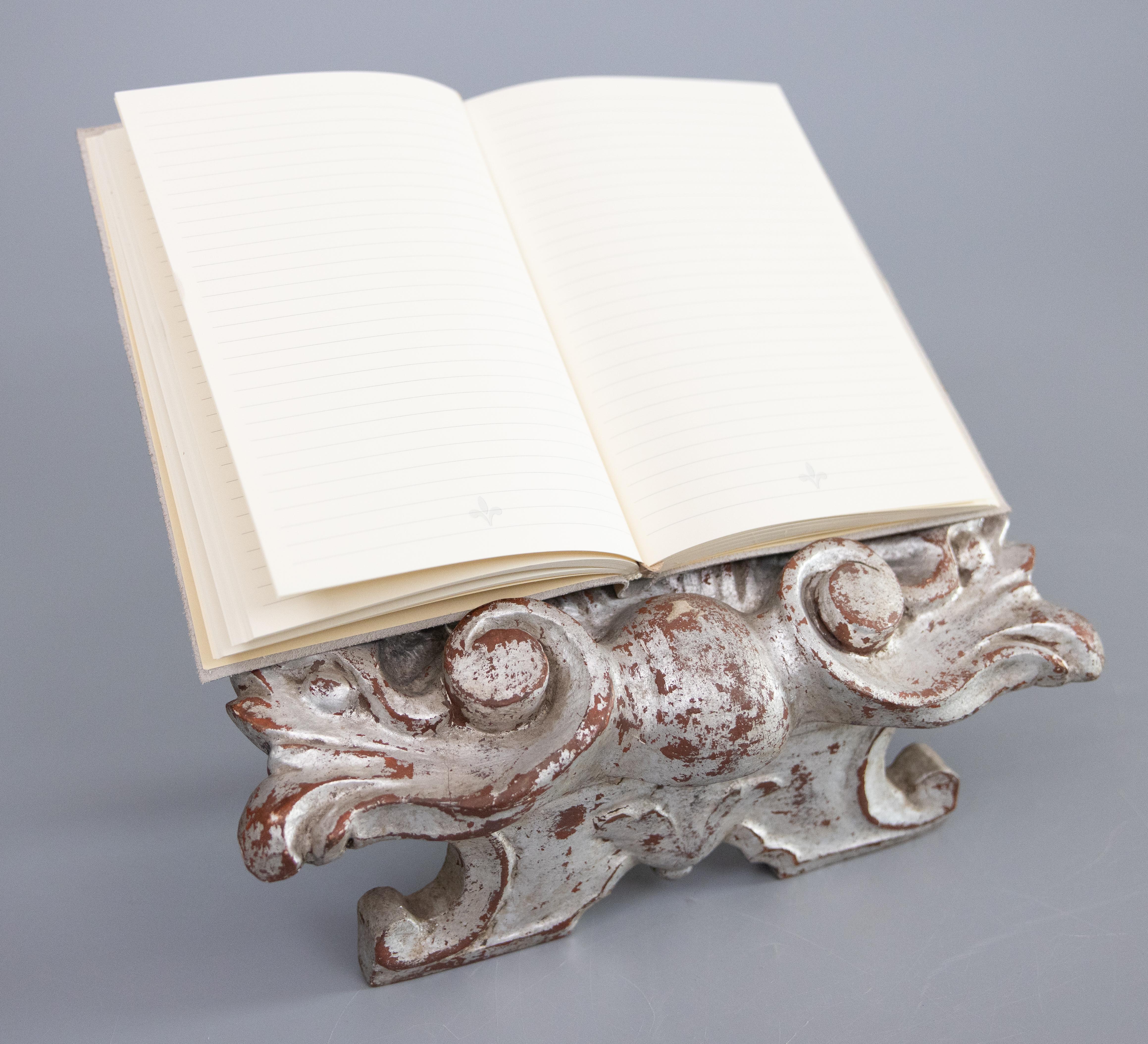 Bois doré Chevalet de lecture du milieu du siècle, en argent, avec coquille en bois de Giltwood en vente