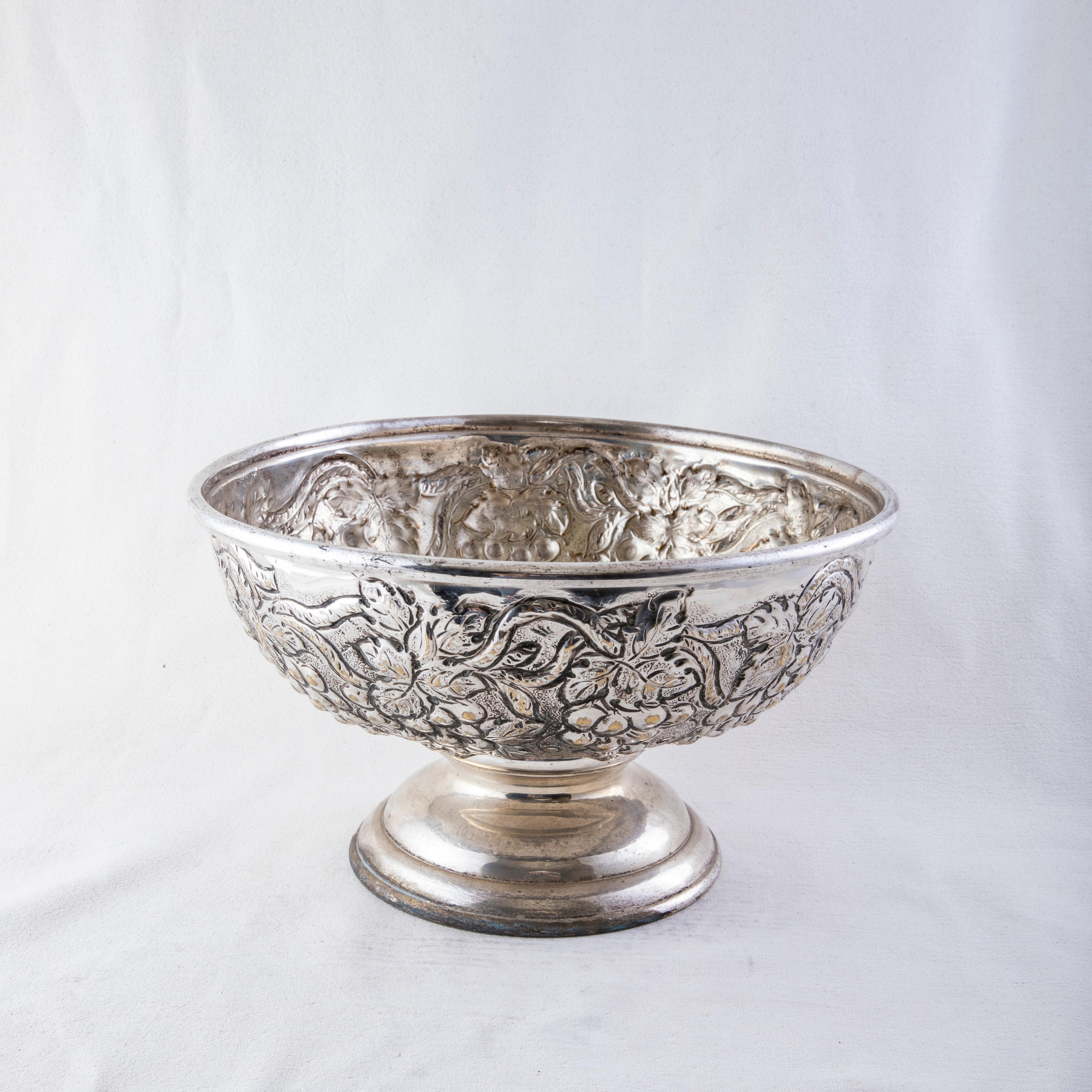 Mid-Century Italian Silver Plate Champagne Bucket with Grapes and Grape Leaves In Good Condition For Sale In Fayetteville, AR