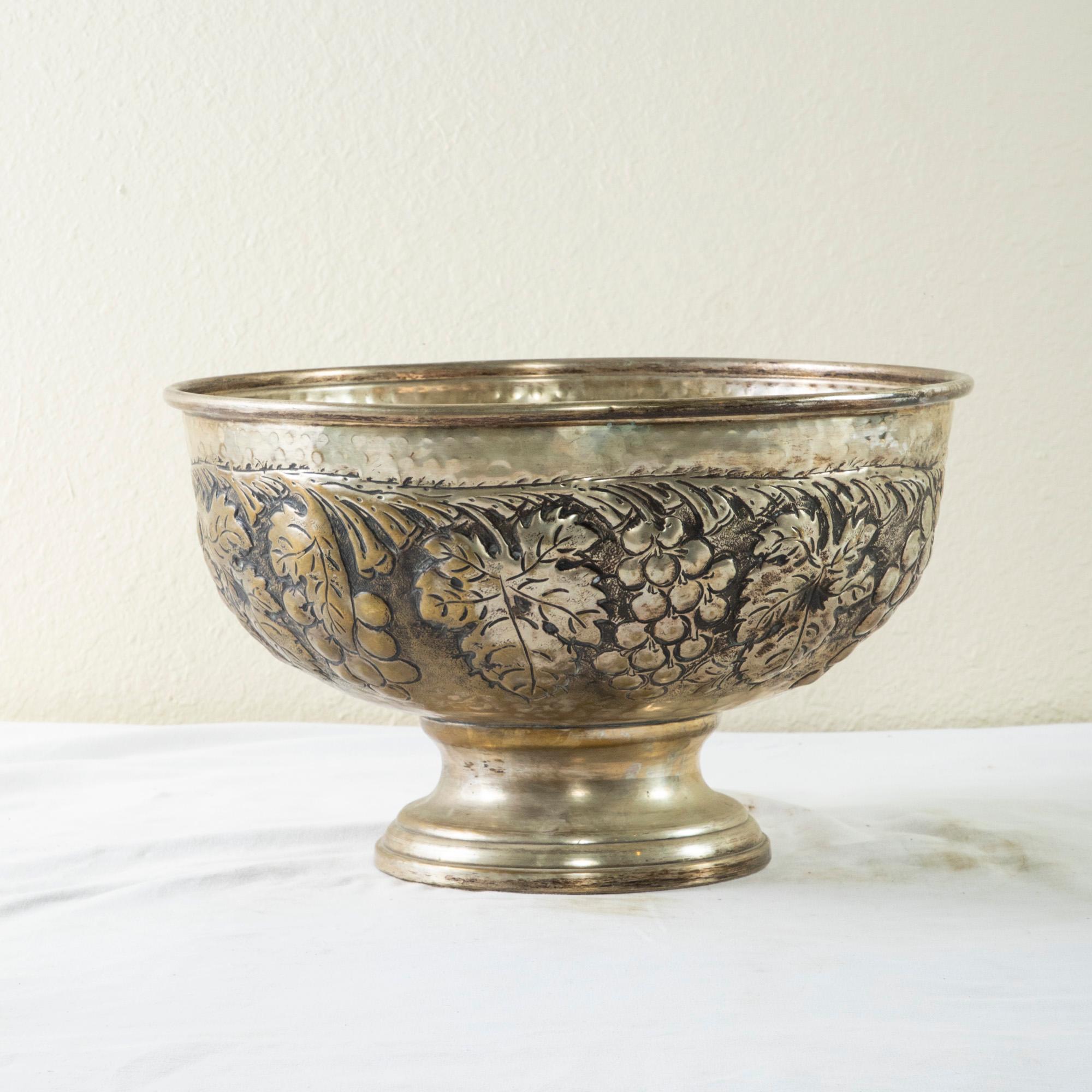 Mid-Century Italian Silver Plate Champagne Bucket with Grapes and Grape Leaves In Good Condition In Fayetteville, AR