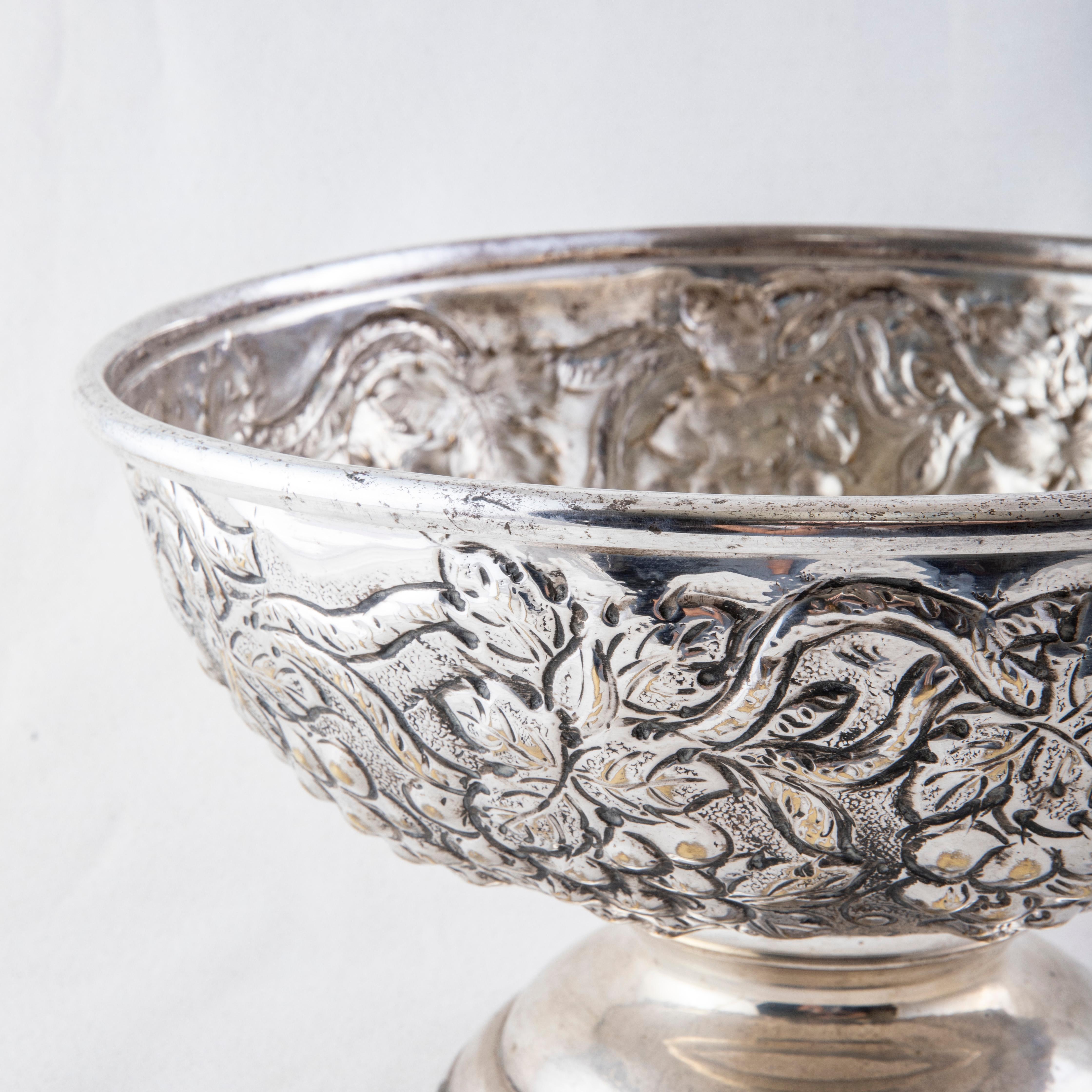 Mid-Century Italian Silver Plate Champagne Bucket with Grapes and Grape Leaves For Sale 4