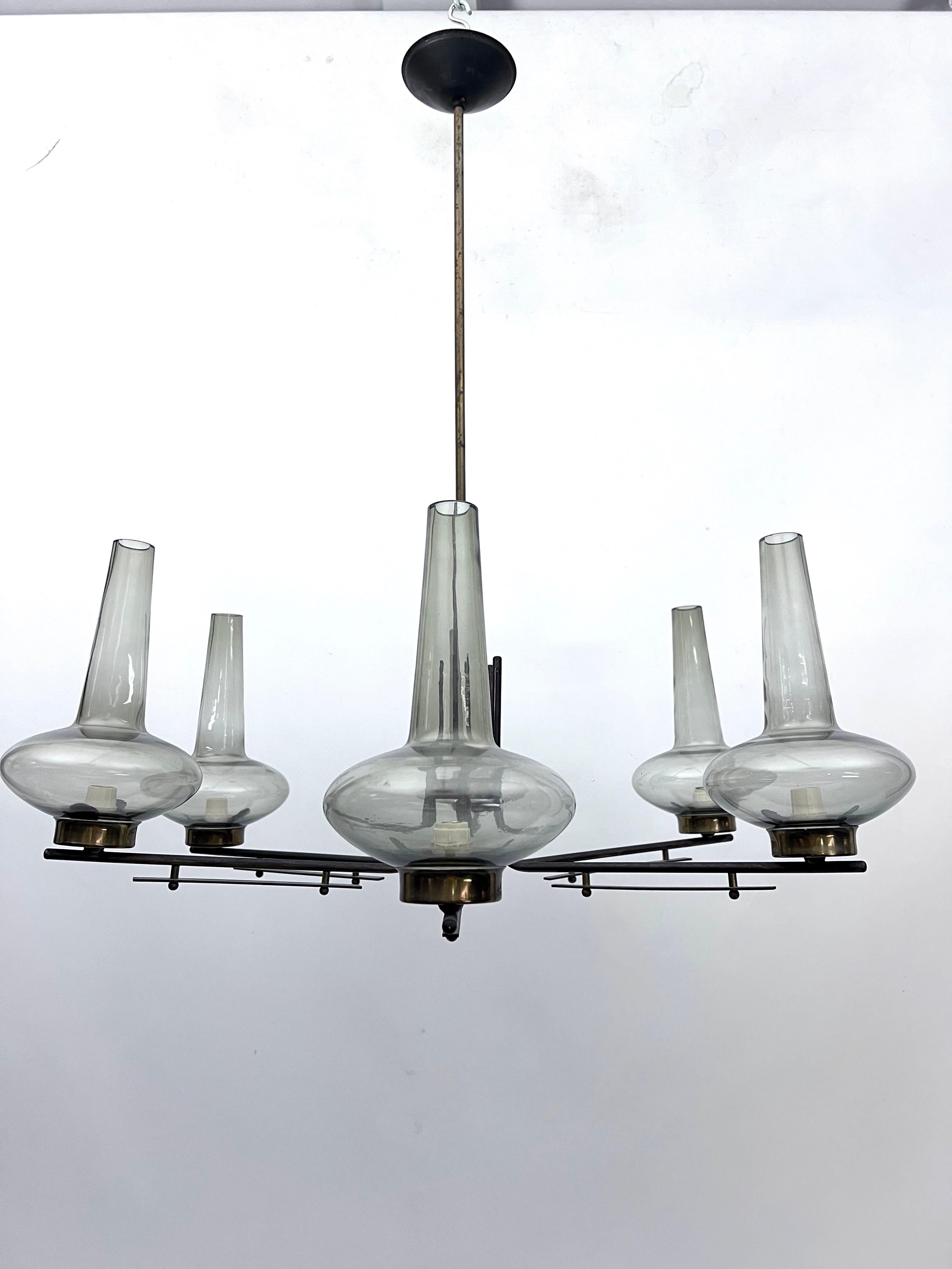 Mid-Century Italian six arms chandelier in brass and fume glass. 1950s For Sale 4