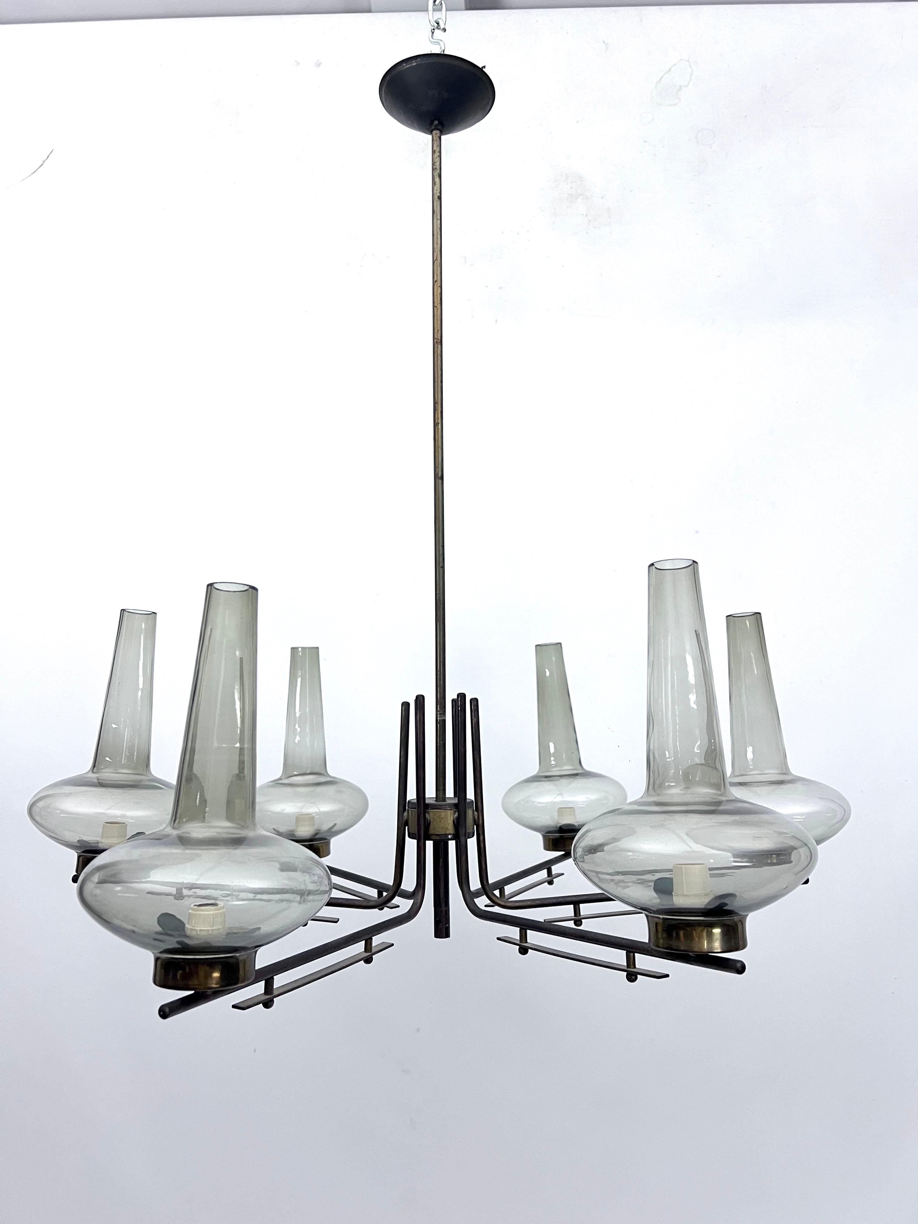 Mid-Century Italian six arms chandelier in brass and fume glass. 1950s In Good Condition For Sale In Catania, CT