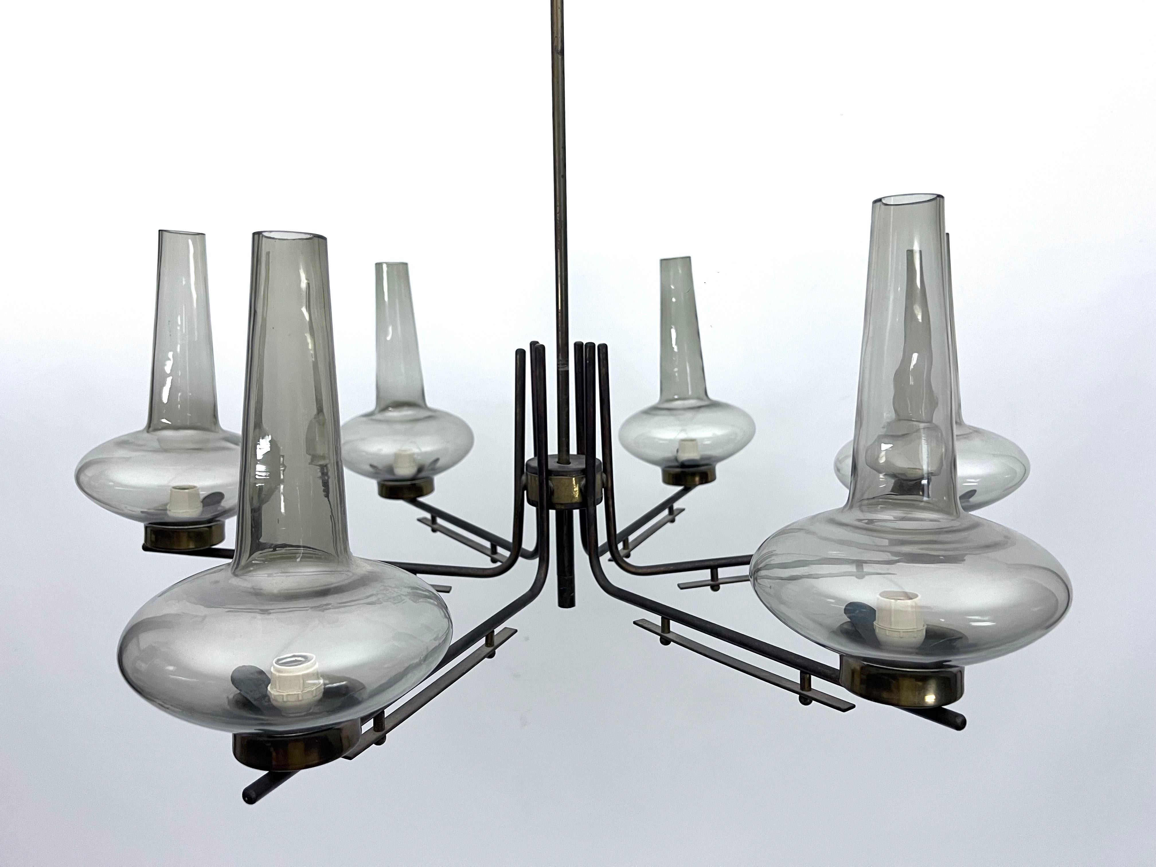 20th Century Mid-Century Italian six arms chandelier in brass and fume glass. 1950s For Sale