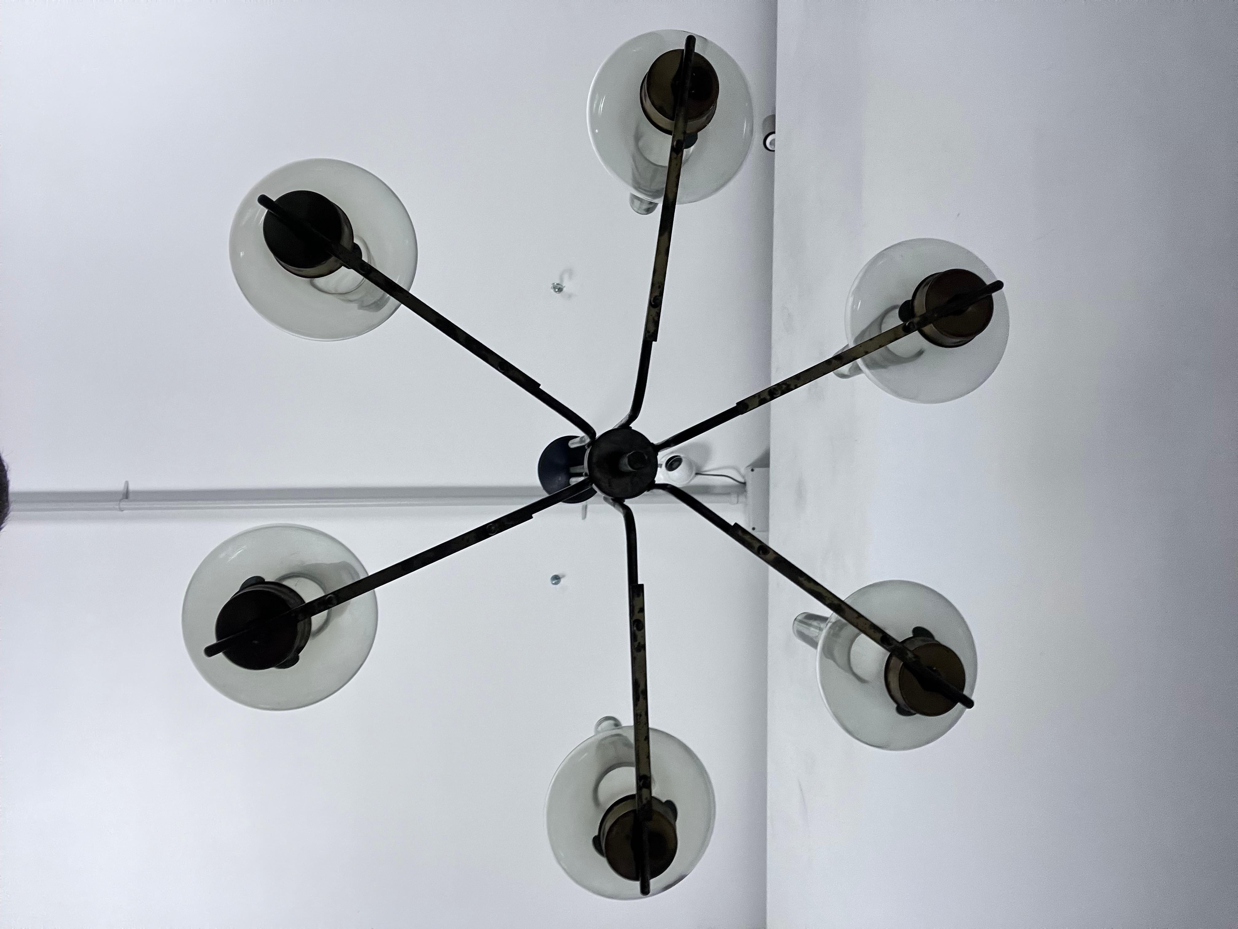 Mid-Century Italian six arms chandelier in brass and fume glass. 1950s For Sale 1