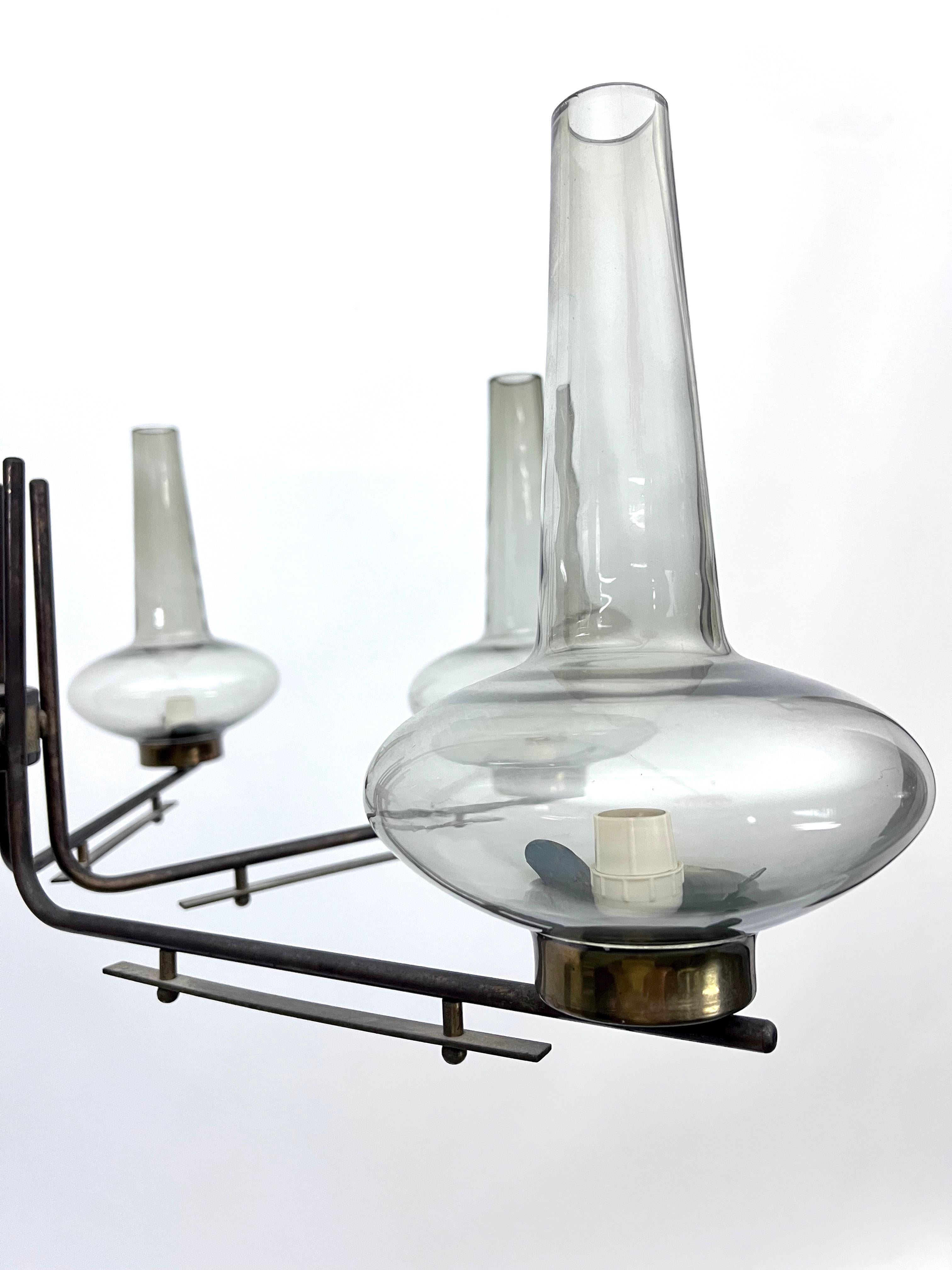 Mid-Century Italian six arms chandelier in brass and fume glass. 1950s For Sale 2