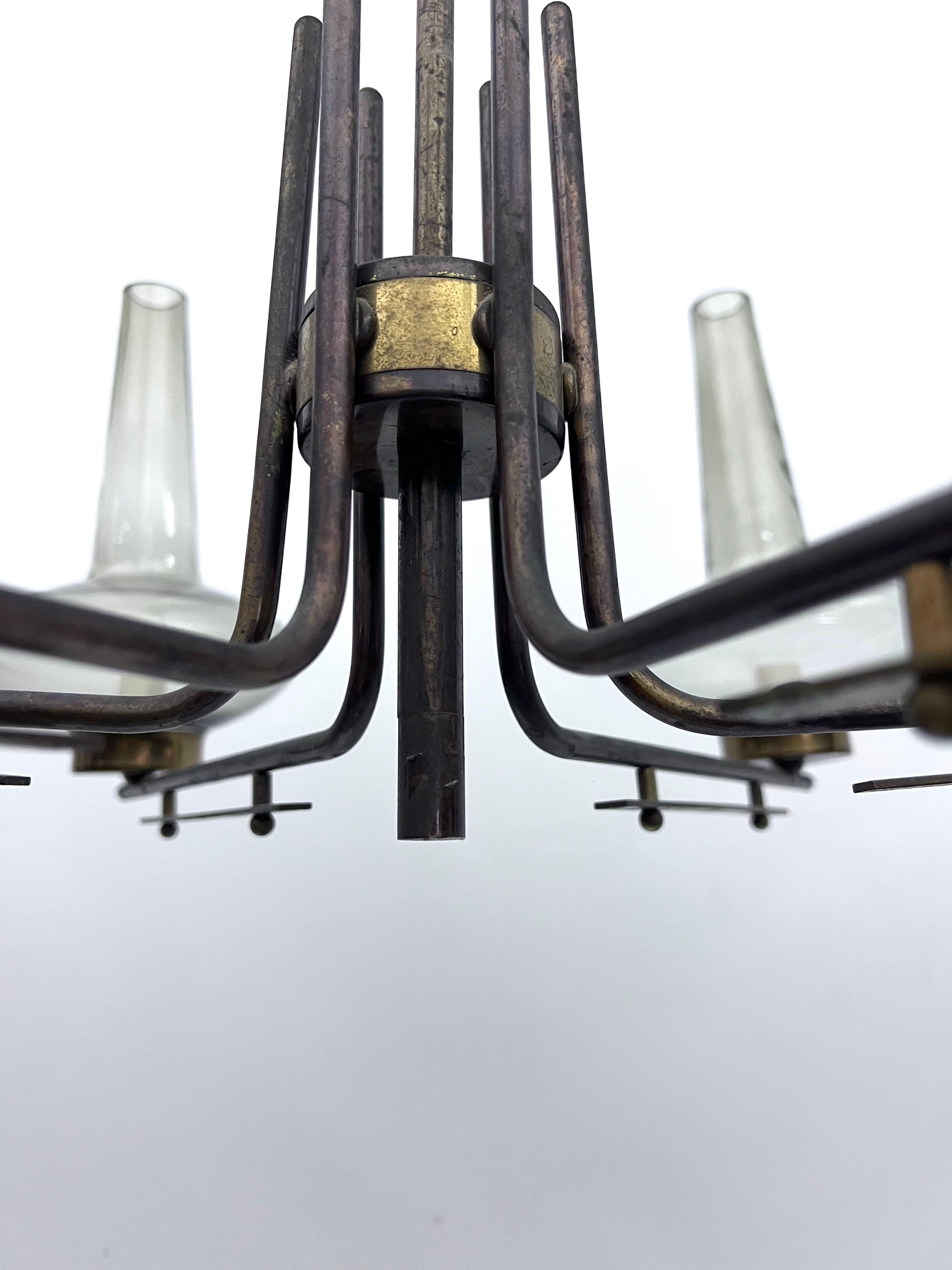 Mid-Century Italian six arms chandelier in brass and fume glass. 1950s For Sale 3