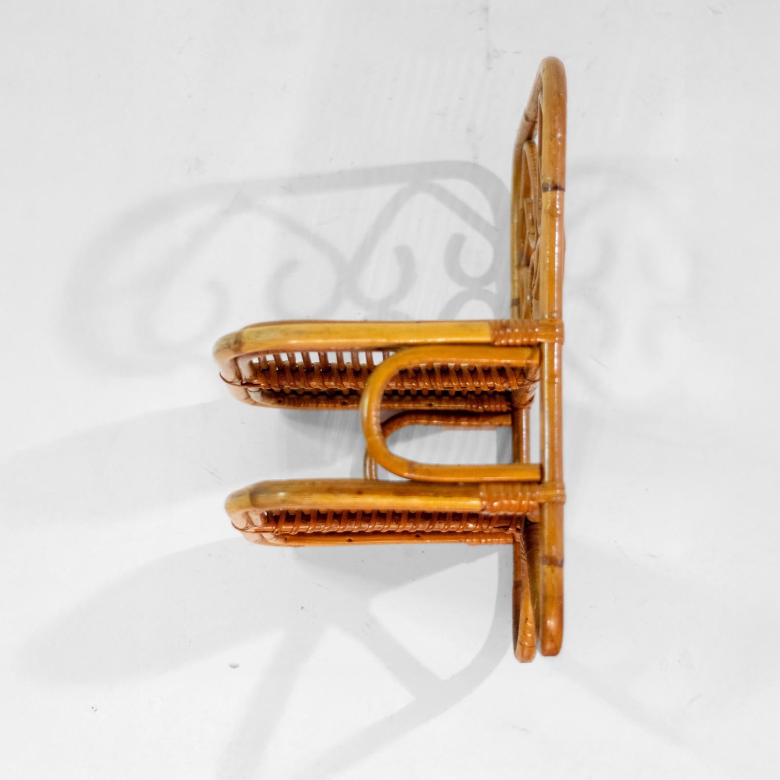 Piccola libreria italiana di metà secolo in bambù e rattan, anni '60

Piccola libreria italiana realizzata in bambù e rattan, prodotta negli anni '60.
Splendidamente realizzato con linee pulite e calde tonalità naturali, questo pezzo riflette