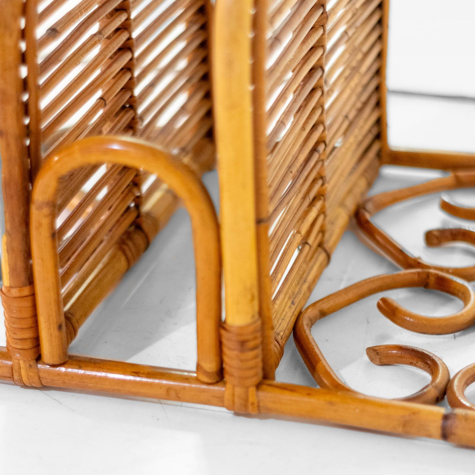 Metà XX secolo Piccola libreria italiana di metà secolo in bambù e rattan, anni '60 in vendita