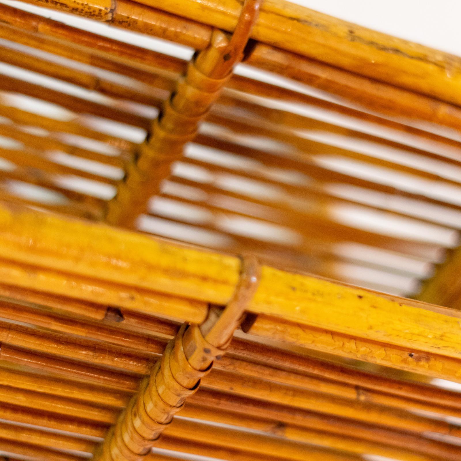 Piccola libreria italiana di metà secolo in bambù e rattan, anni '60 in vendita 1