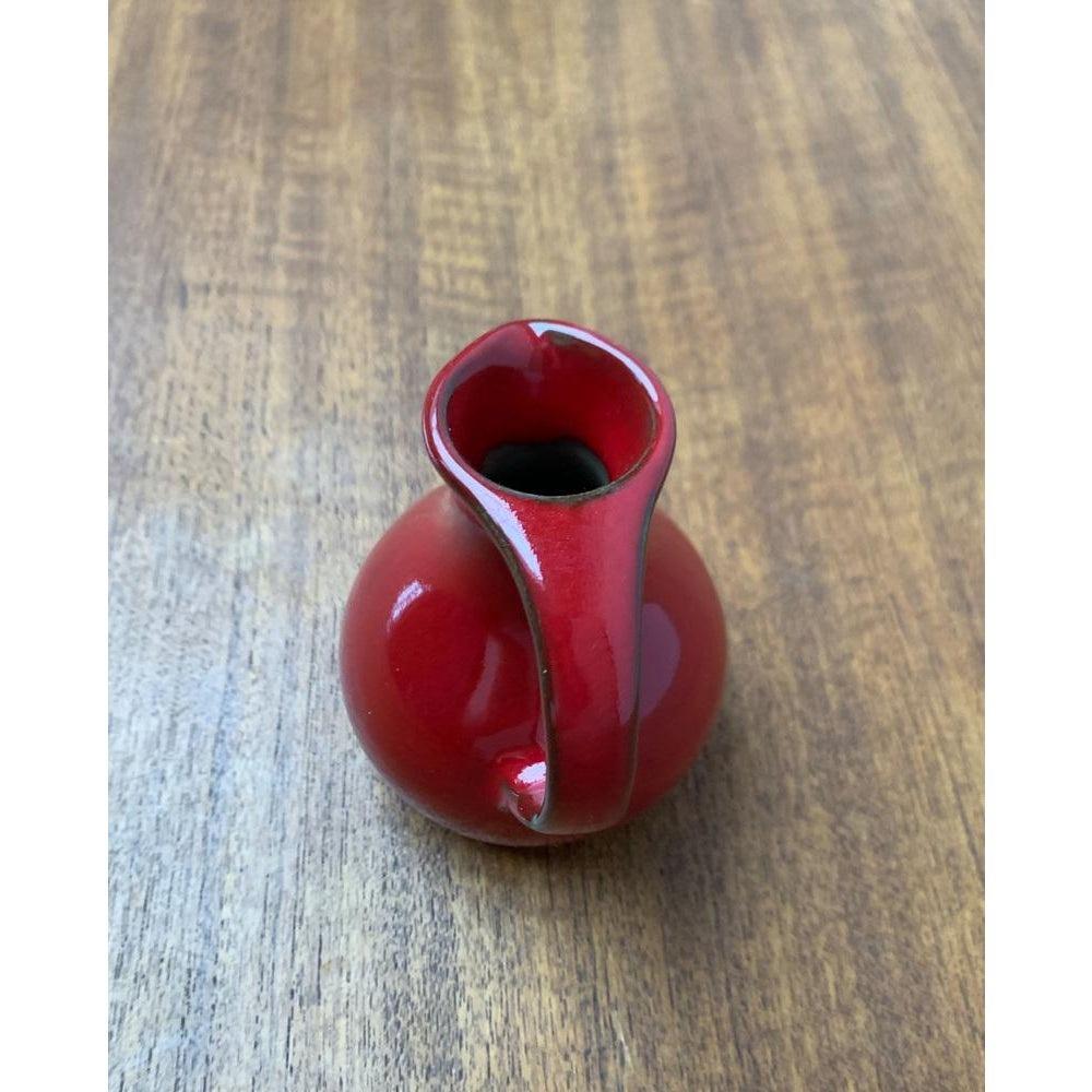 Piccolo vaso a caraffa di Ernestine, anni '60, in ottime condizioni. Progettato tra il 1960 e il 1969 Questo pezzo ha un marchio di attribuzione.

Informazioni aggiuntive:
Materiali: Ceramica
Colore: rosso
Stili: Medioevo Moderno
Paese di origine: