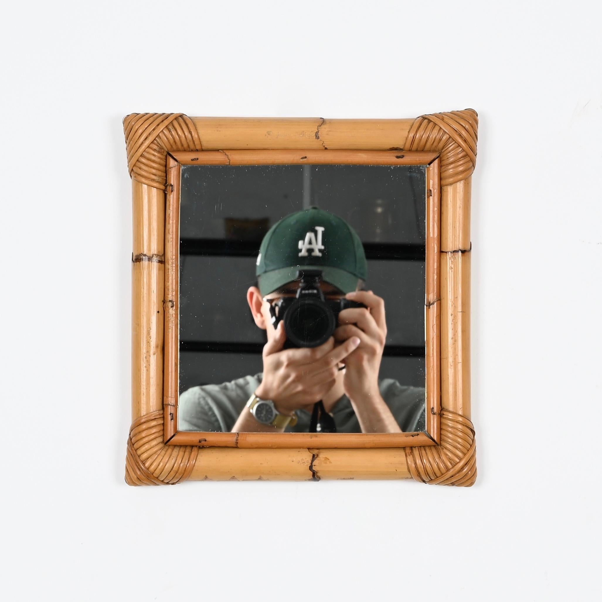 Ravissant et rare petit miroir carré en rotin et osier tressé à la main. Ce joli miroir décoratif a été fabriqué à la main en Italie dans les années 1970.  

Dans des conditions étonnantes et avec une belle couleur miel, ce miroir a été fait à la