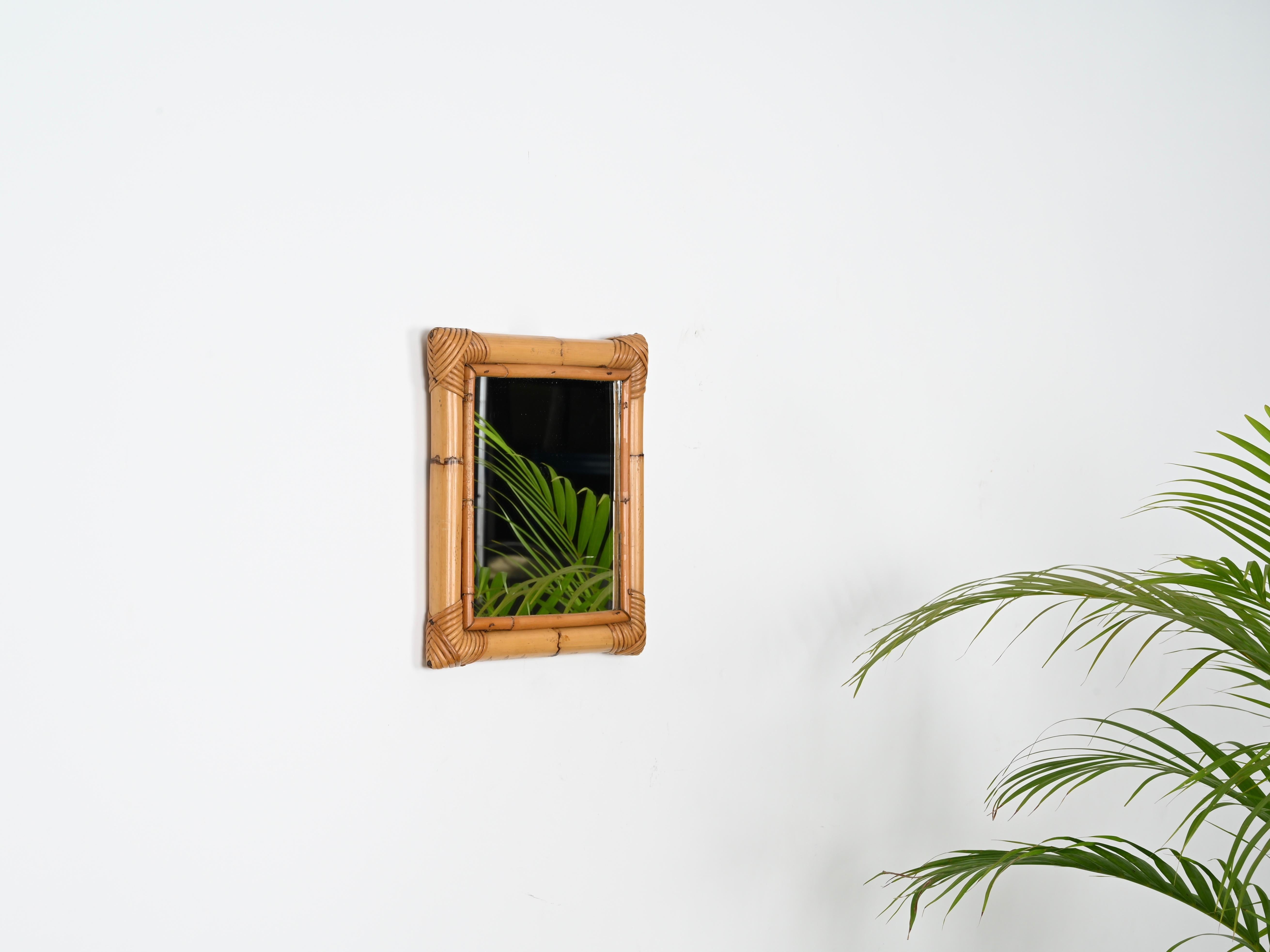 Mid-Century Modern Petit miroir décoratif italien du milieu du siècle dernier en rotin, osier tissé à la main, 1970 en vente