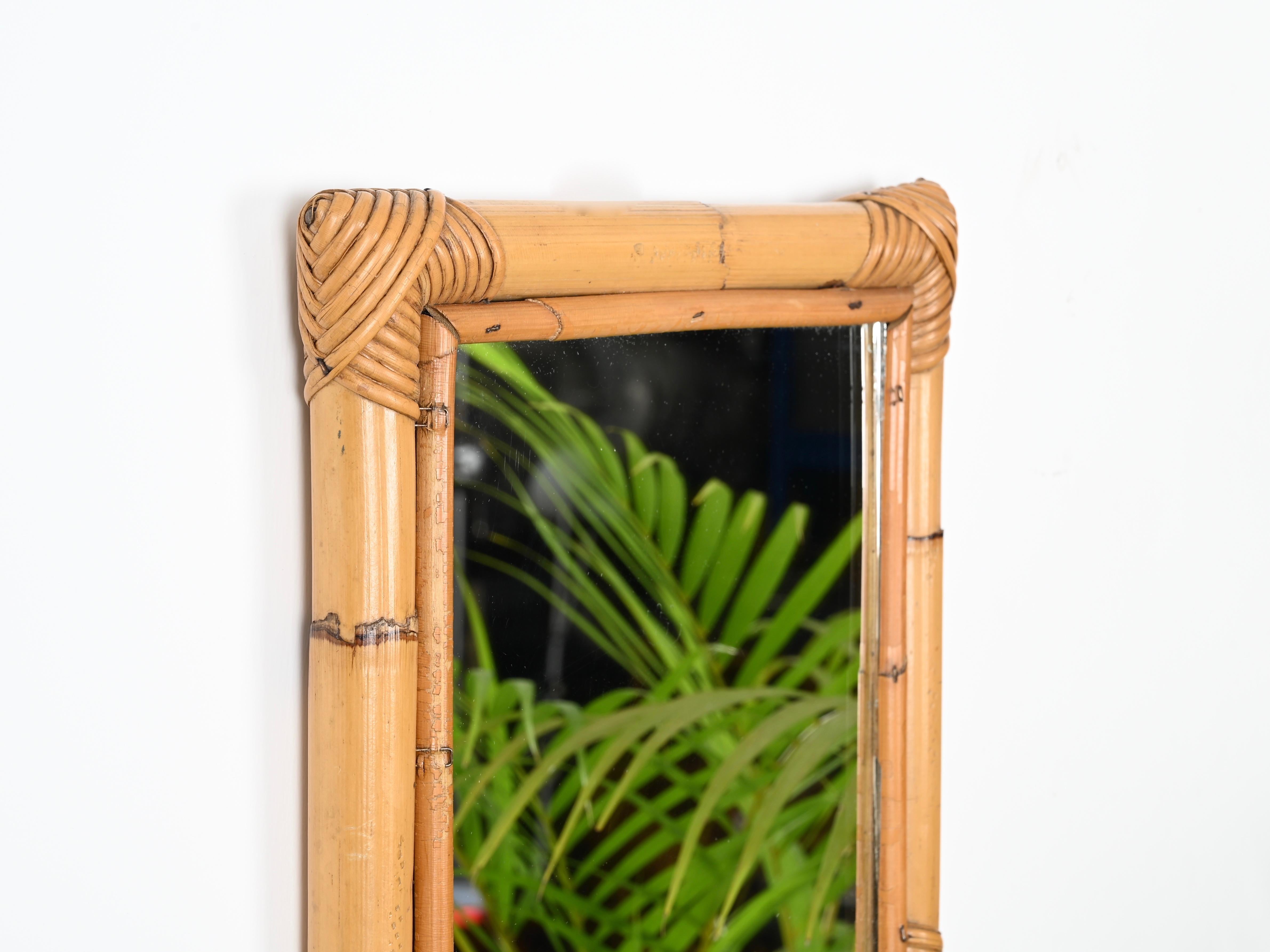 Fait main Petit miroir décoratif italien du milieu du siècle dernier en rotin, osier tissé à la main, 1970 en vente