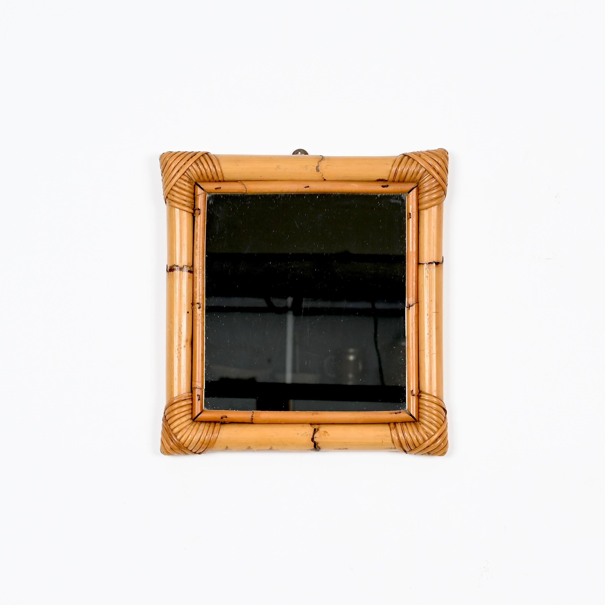 Petit miroir décoratif italien du milieu du siècle dernier en rotin, osier tissé à la main, 1970 Bon état - En vente à Roma, IT