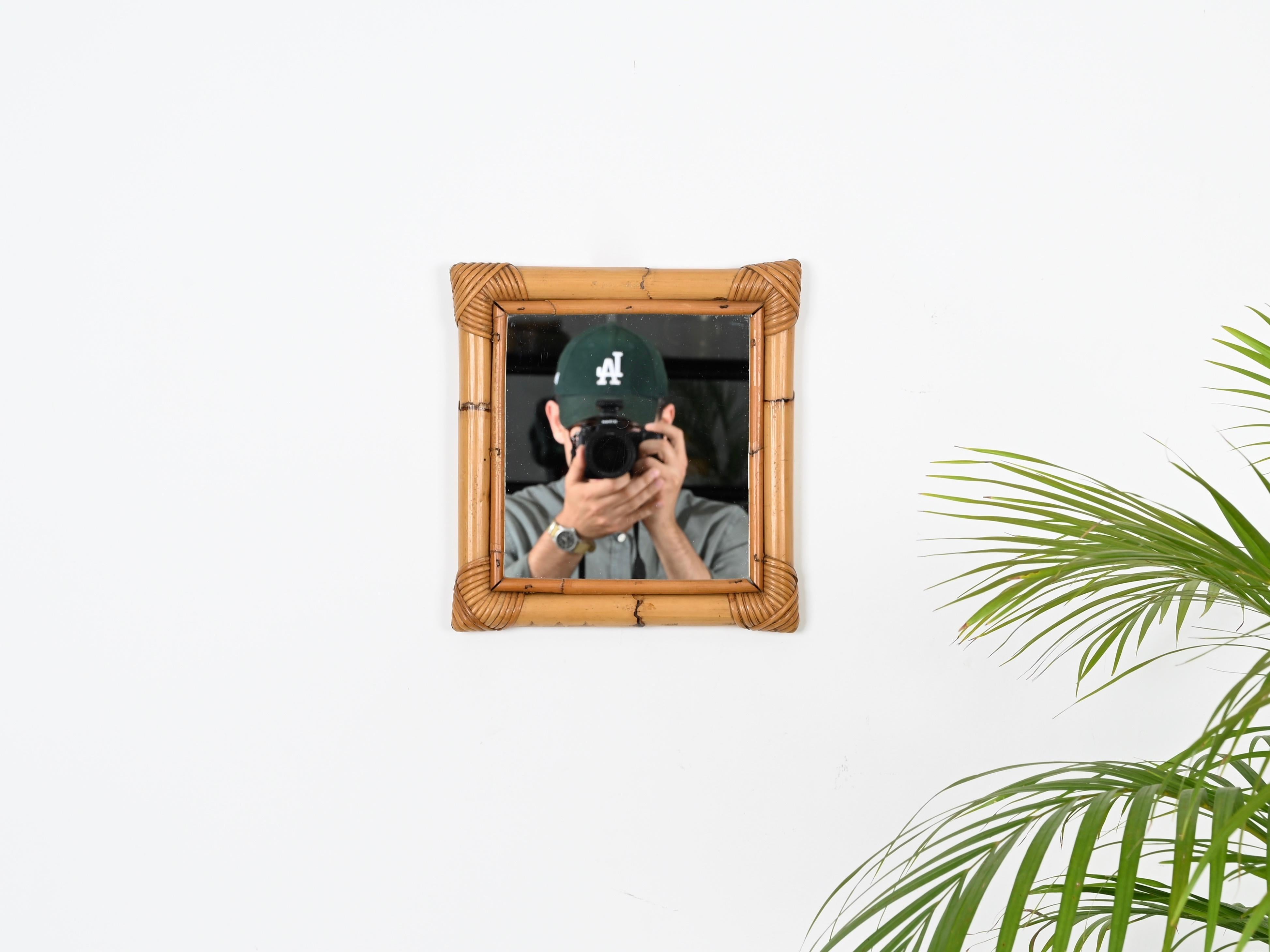 20ième siècle Petit miroir décoratif italien du milieu du siècle dernier en rotin, osier tissé à la main, 1970 en vente