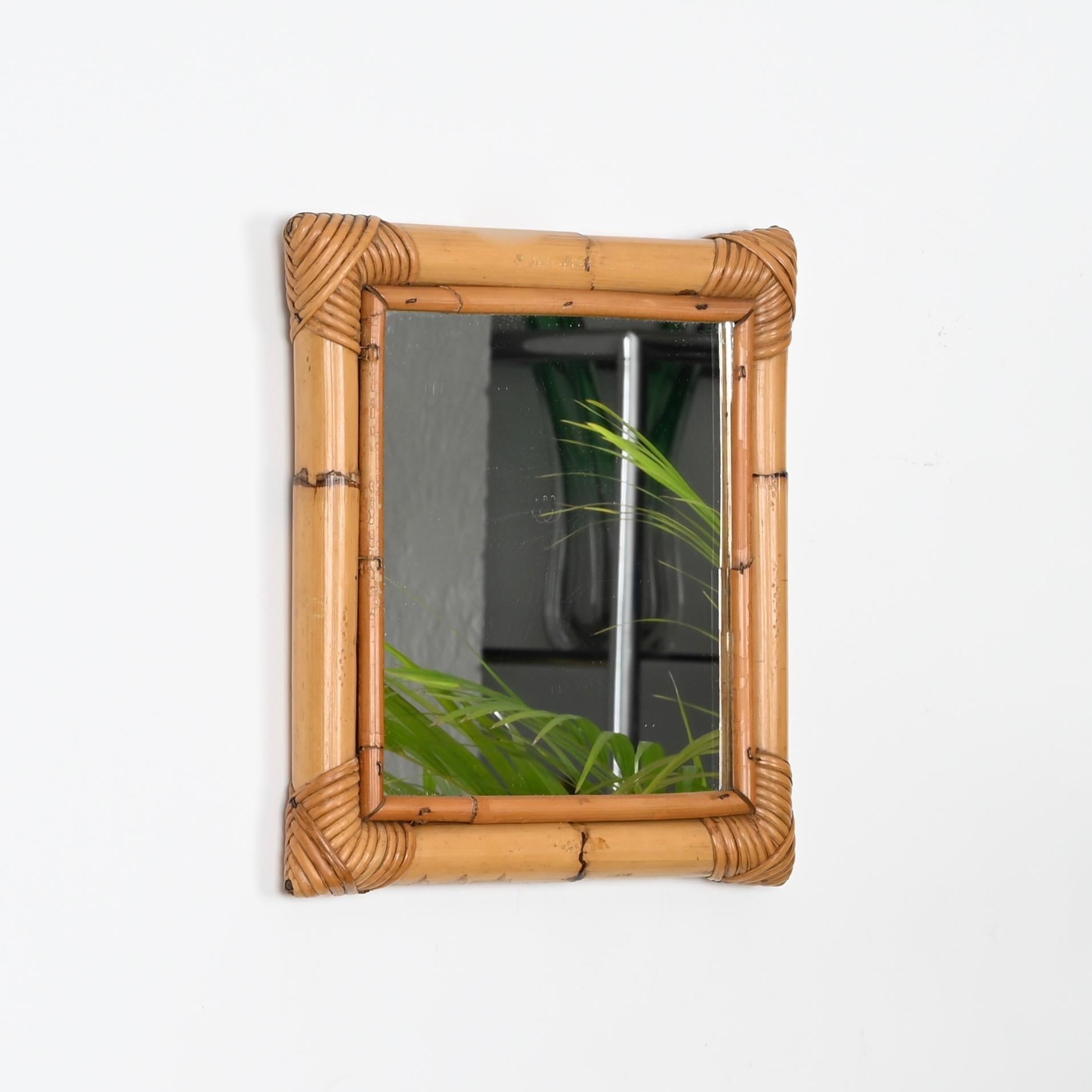 Bambou Petit miroir décoratif italien du milieu du siècle dernier en rotin, osier tissé à la main, 1970 en vente