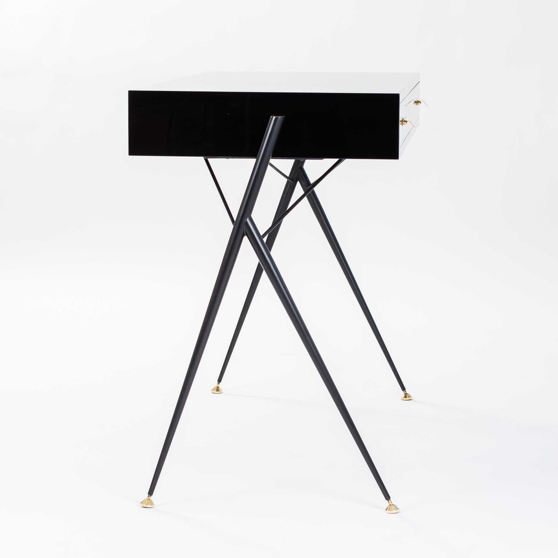 Laqué Petit bureau italien du milieu du siècle laqué noir, laiton par Silvio Cavatorta en vente
