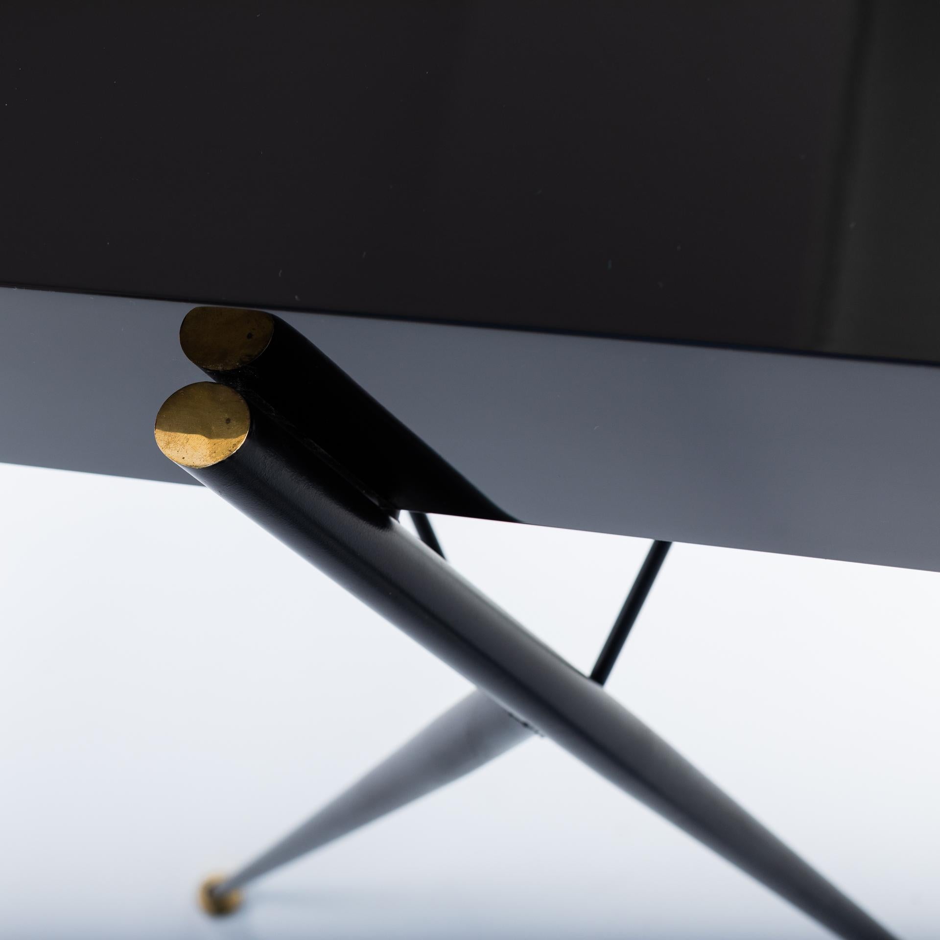 Laiton Petit bureau italien du milieu du siècle laqué noir, laiton par Silvio Cavatorta en vente