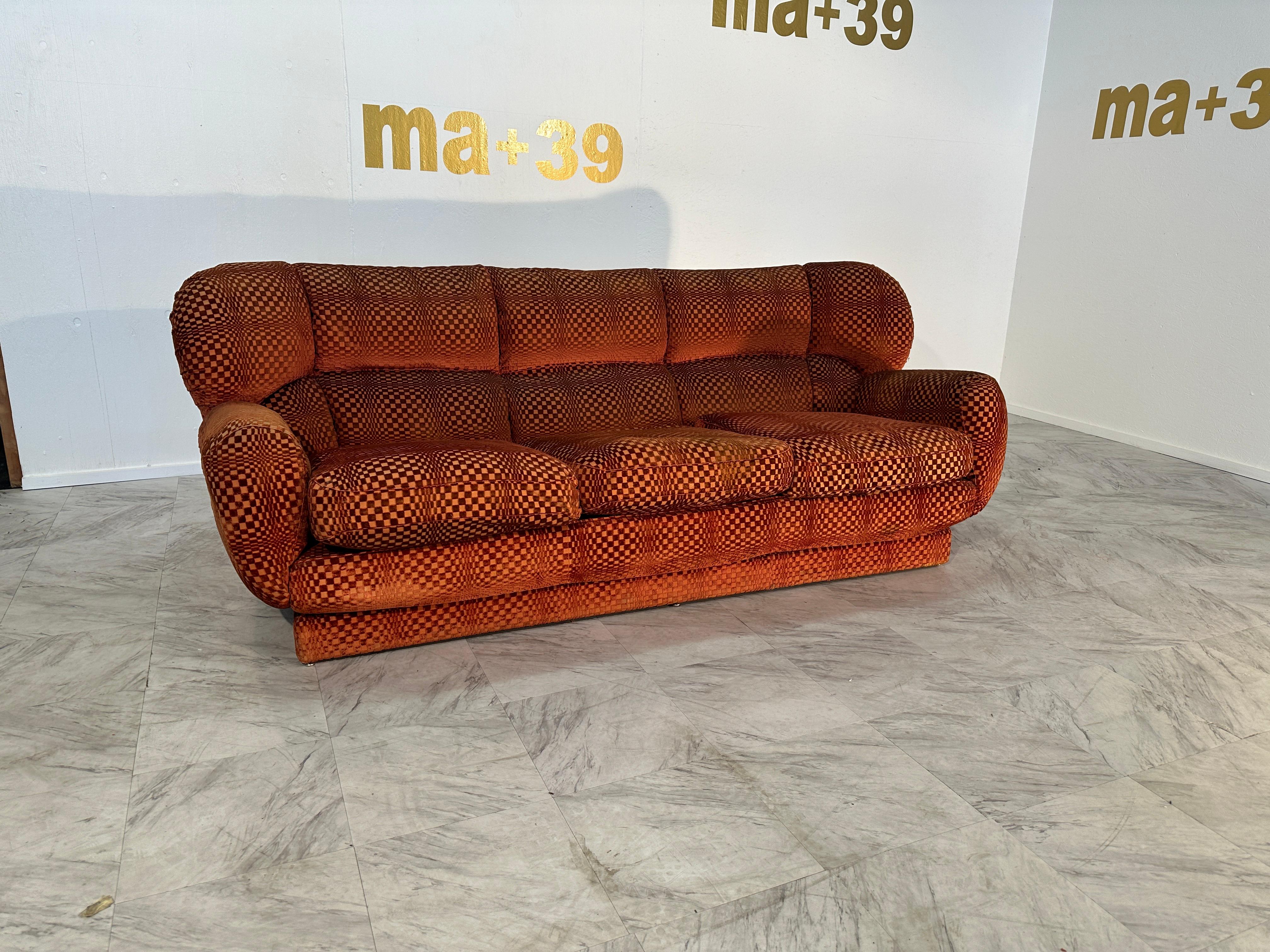 Entdecken Sie unvergleichlichen Komfort und Stil mit diesem  Italienisches Sofa aus der Mitte des Jahrhunderts, 1960er Jahre. Ihre unglaubliche und einzigartige Form, die derzeit auf eine Neupolsterung wartet, verspricht eine Wiederbelebung Ihres