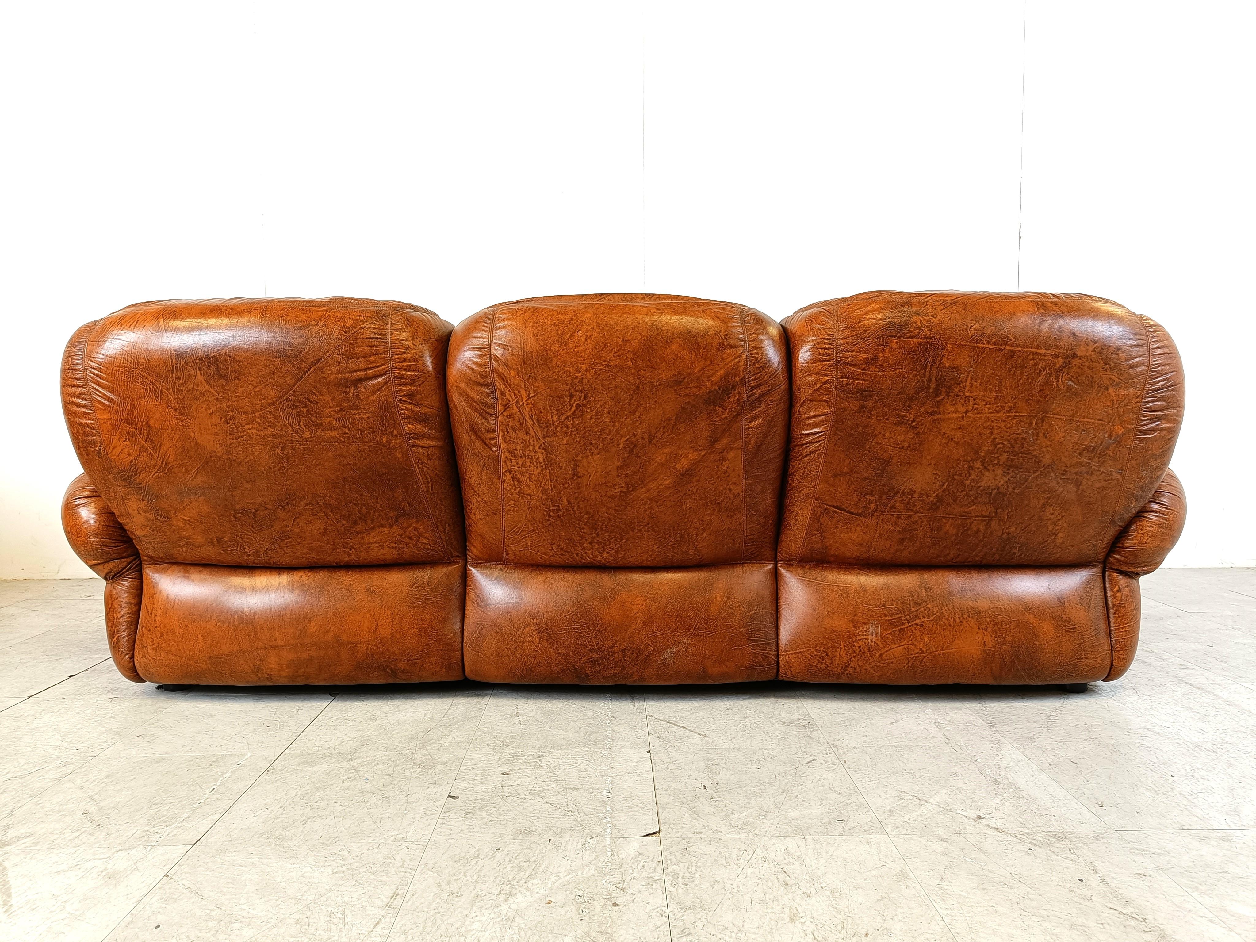 
Canapé du milieu du siècle en faux cuir marron conçu en Italie dans les années 1970.

Coussins très épais et confortables au design élégant.

Bon état d'origine.

Années 1970 - Italie

Dimensions :
Hauteur : 80cm/31.49