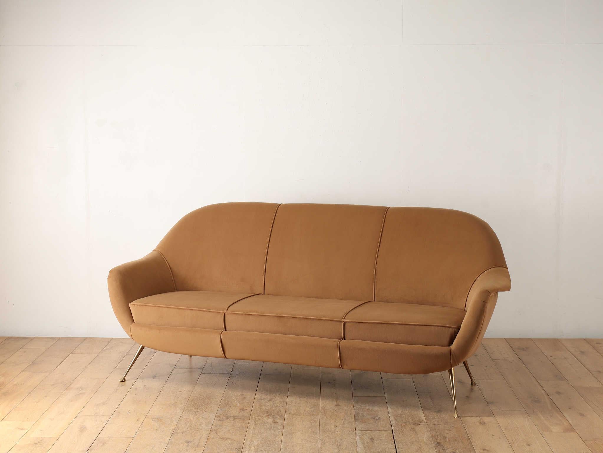 The balance between the voluminous body and slender legs is beautiful and gives a sophisticated impression typical of Italian design. The combination of the gently curved silhouette and iron legs creates a soft and stylish look. This item is