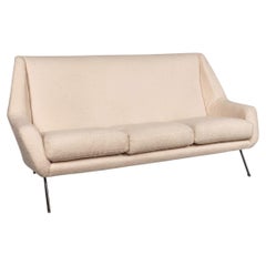 Italienisches Sofa aus der Jahrhundertmitte, Polsterung aus cremefarbenem Bouclé, Metallbeine, 1950