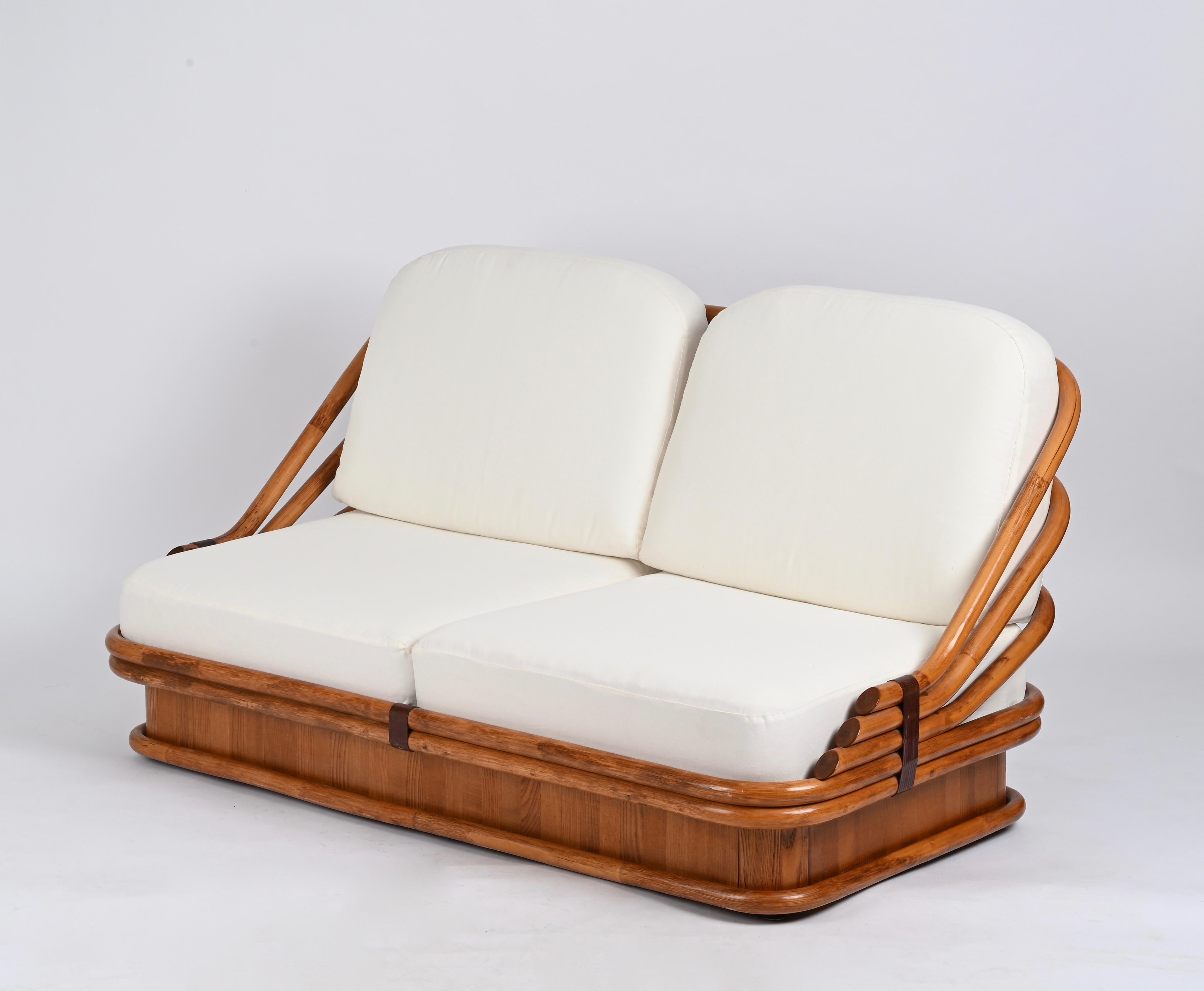 Divano italiano di metà secolo in bambù curvato e pelle con tessuto bianco, anni '60 in vendita 6