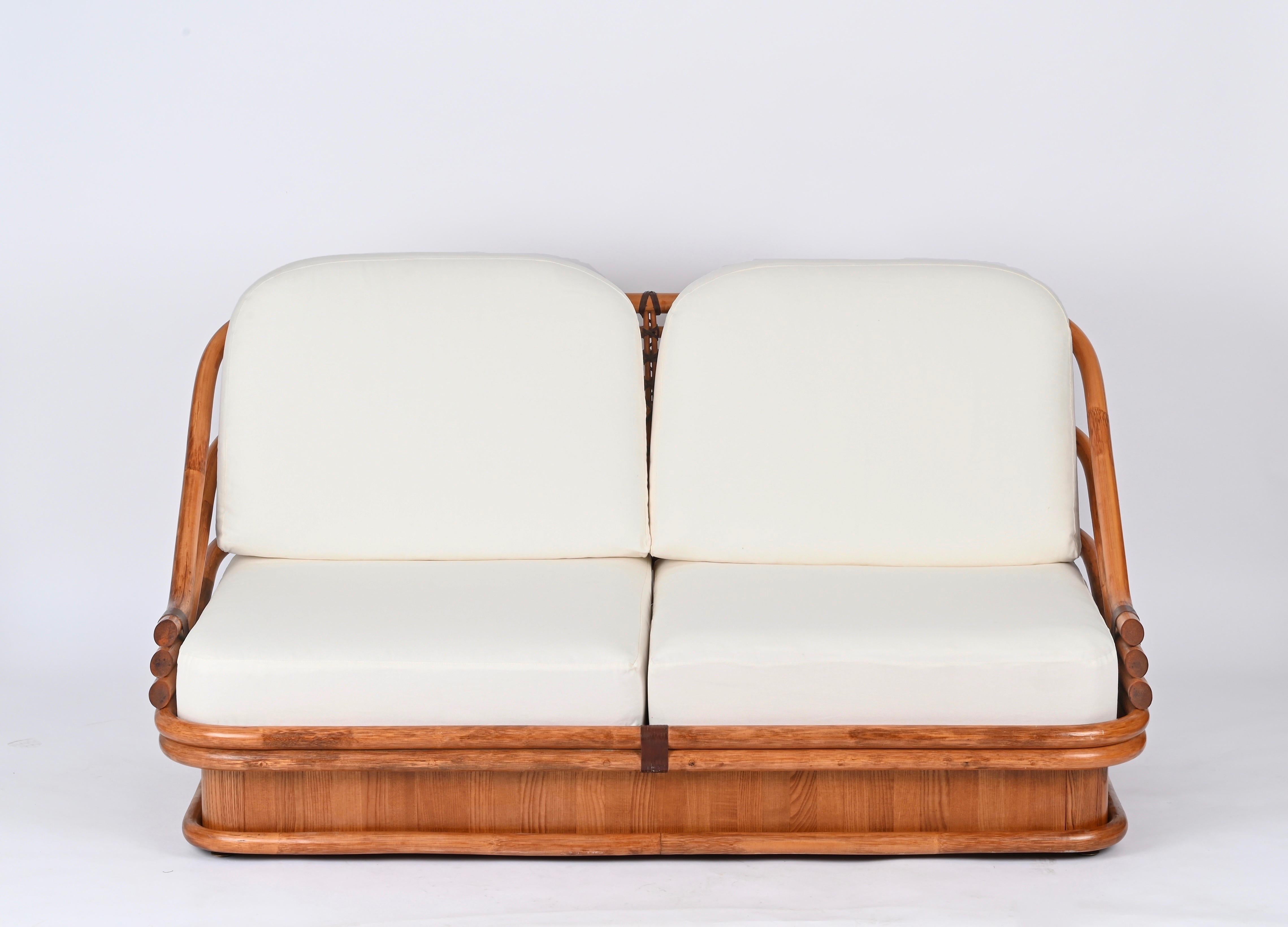 Divano italiano di metà secolo in bambù curvato e pelle con tessuto bianco, anni '60 in vendita 7